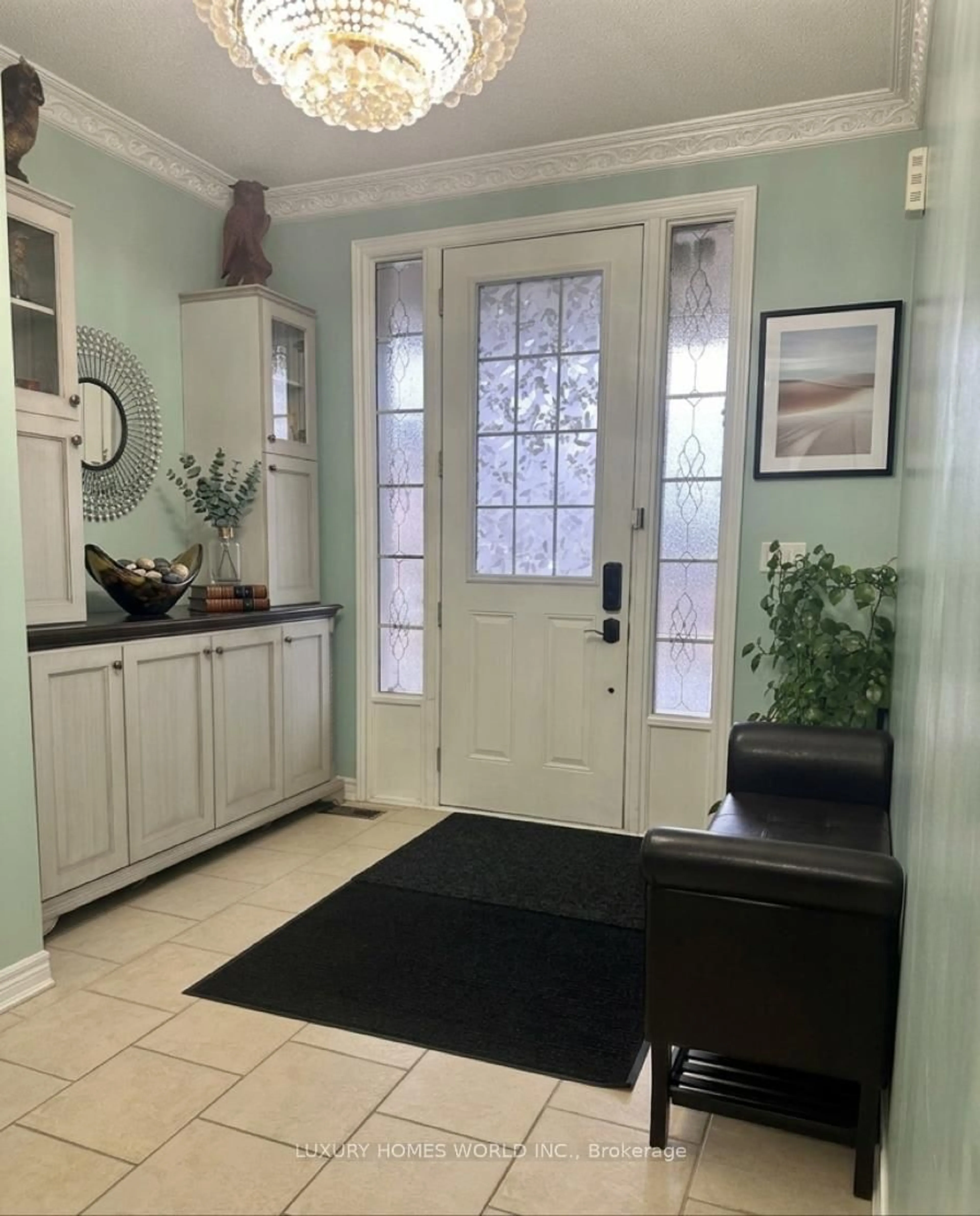 Indoor entryway for 118 Bridlewood Blvd, Whitby Ontario L1R 0N2
