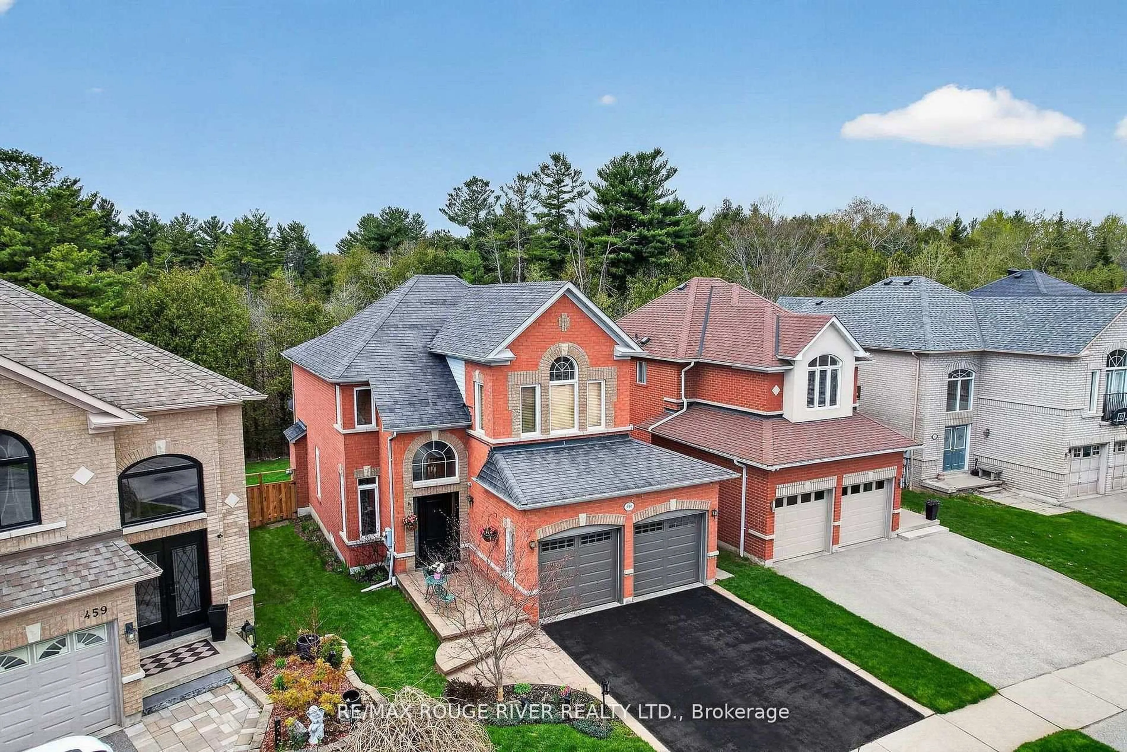 A pic from outside/outdoor area/front of a property/back of a property/a pic from drone, street for 461 Summerpark Cres, Pickering Ontario L1V 7A9
