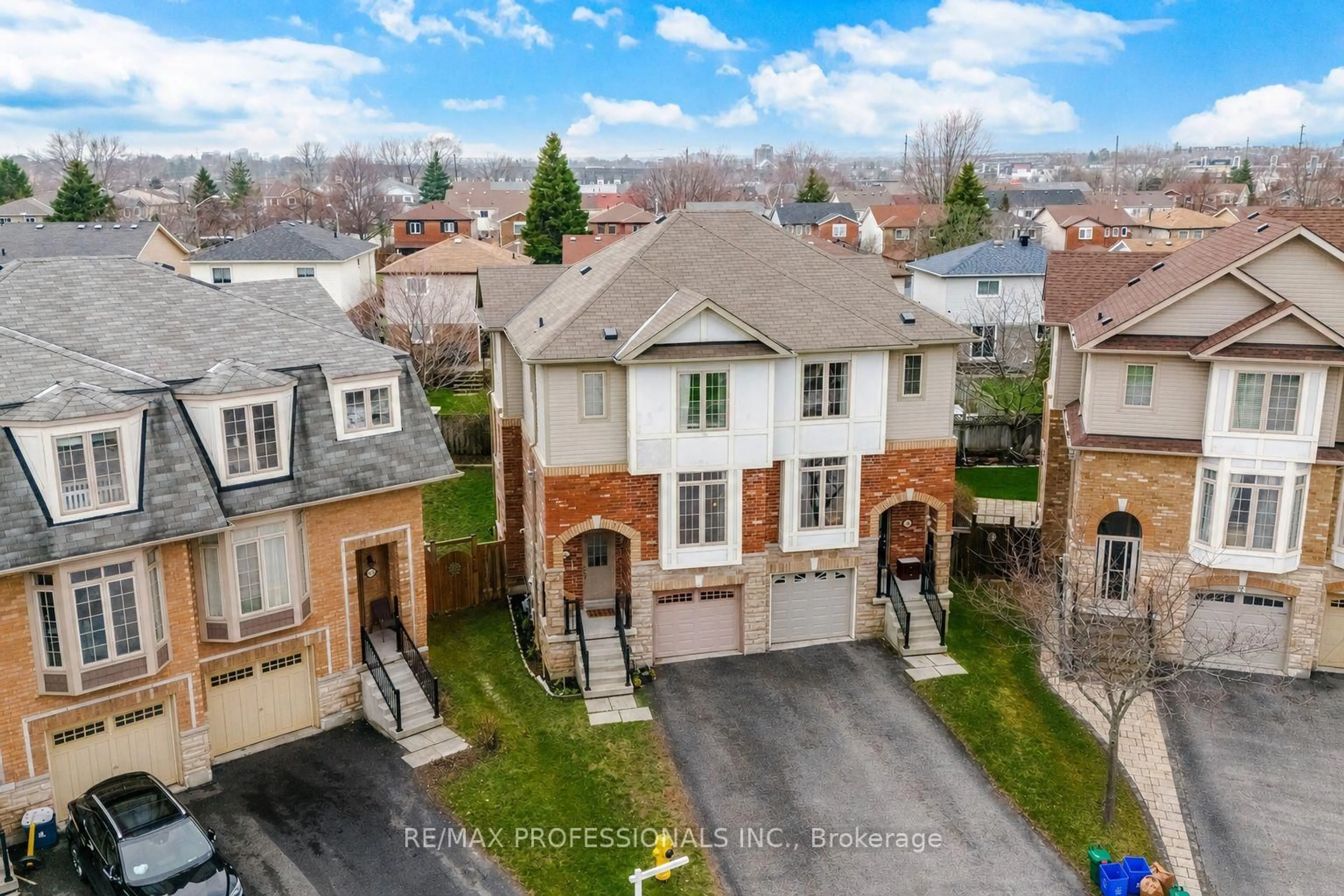 A pic from outside/outdoor area/front of a property/back of a property/a pic from drone, street for 45 Horton St, Ajax Ontario L1Z 1E3