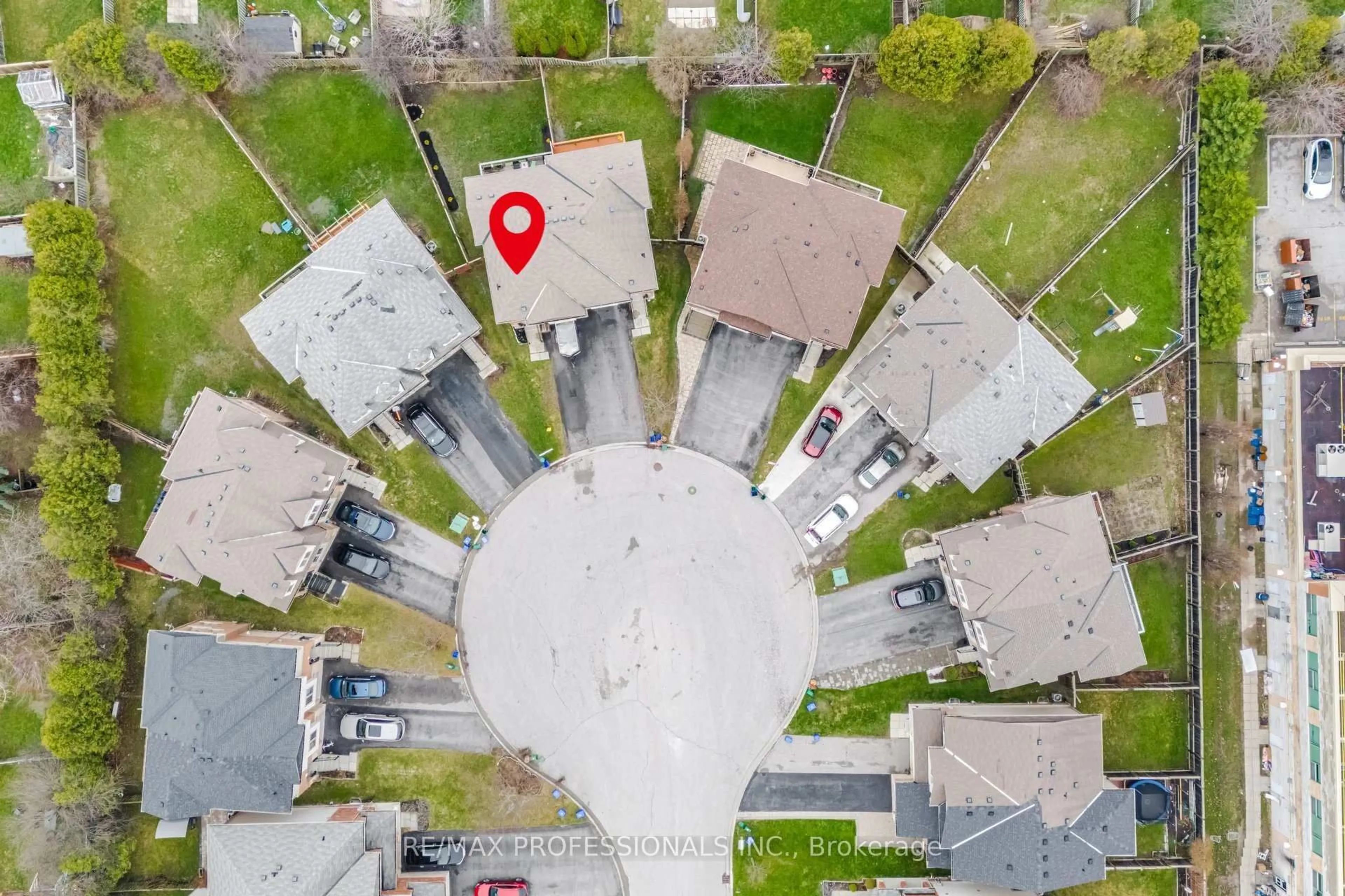 A pic from outside/outdoor area/front of a property/back of a property/a pic from drone, street for 45 Horton St, Ajax Ontario L1Z 1E3