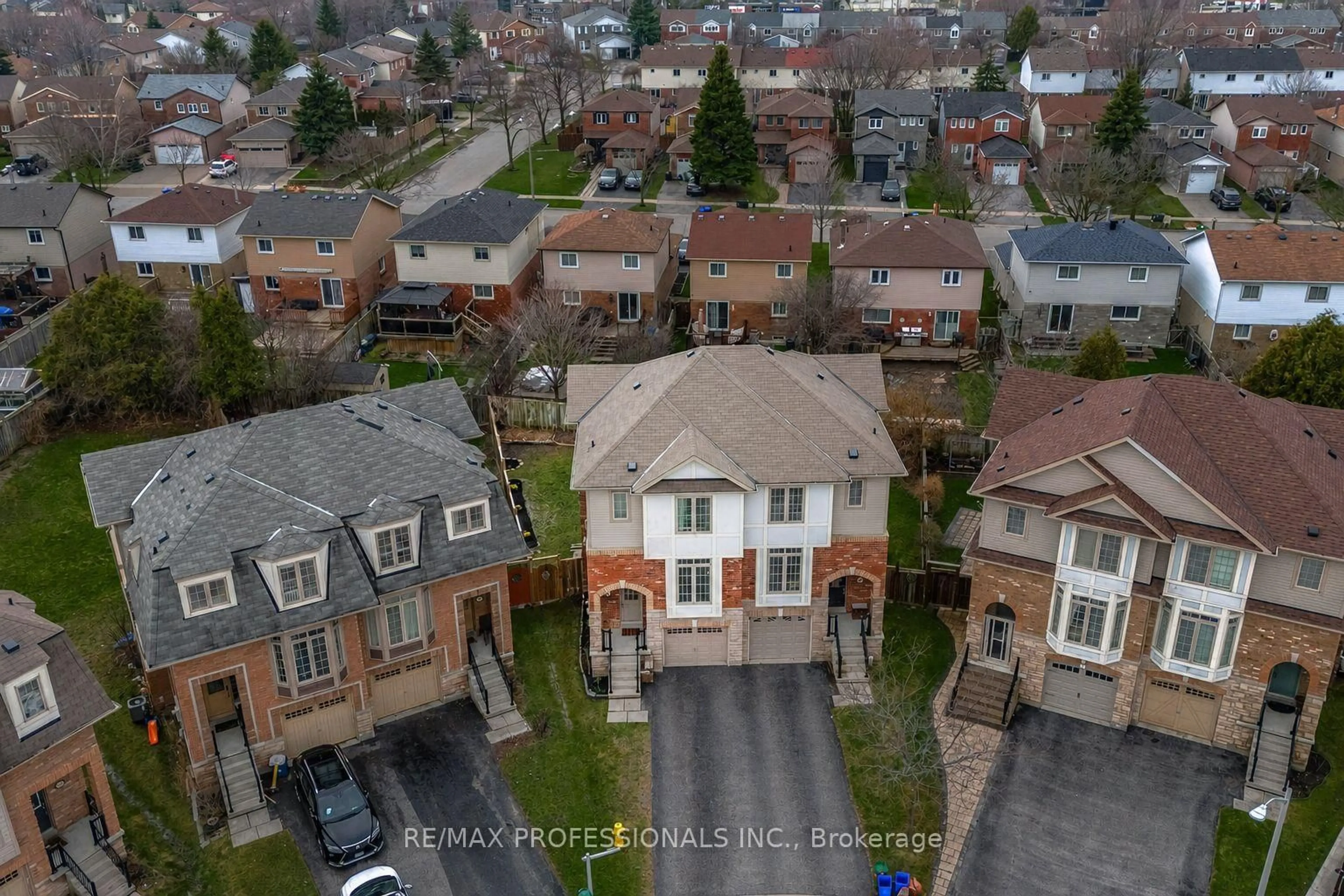 A pic from outside/outdoor area/front of a property/back of a property/a pic from drone, street for 45 Horton St, Ajax Ontario L1Z 1E3
