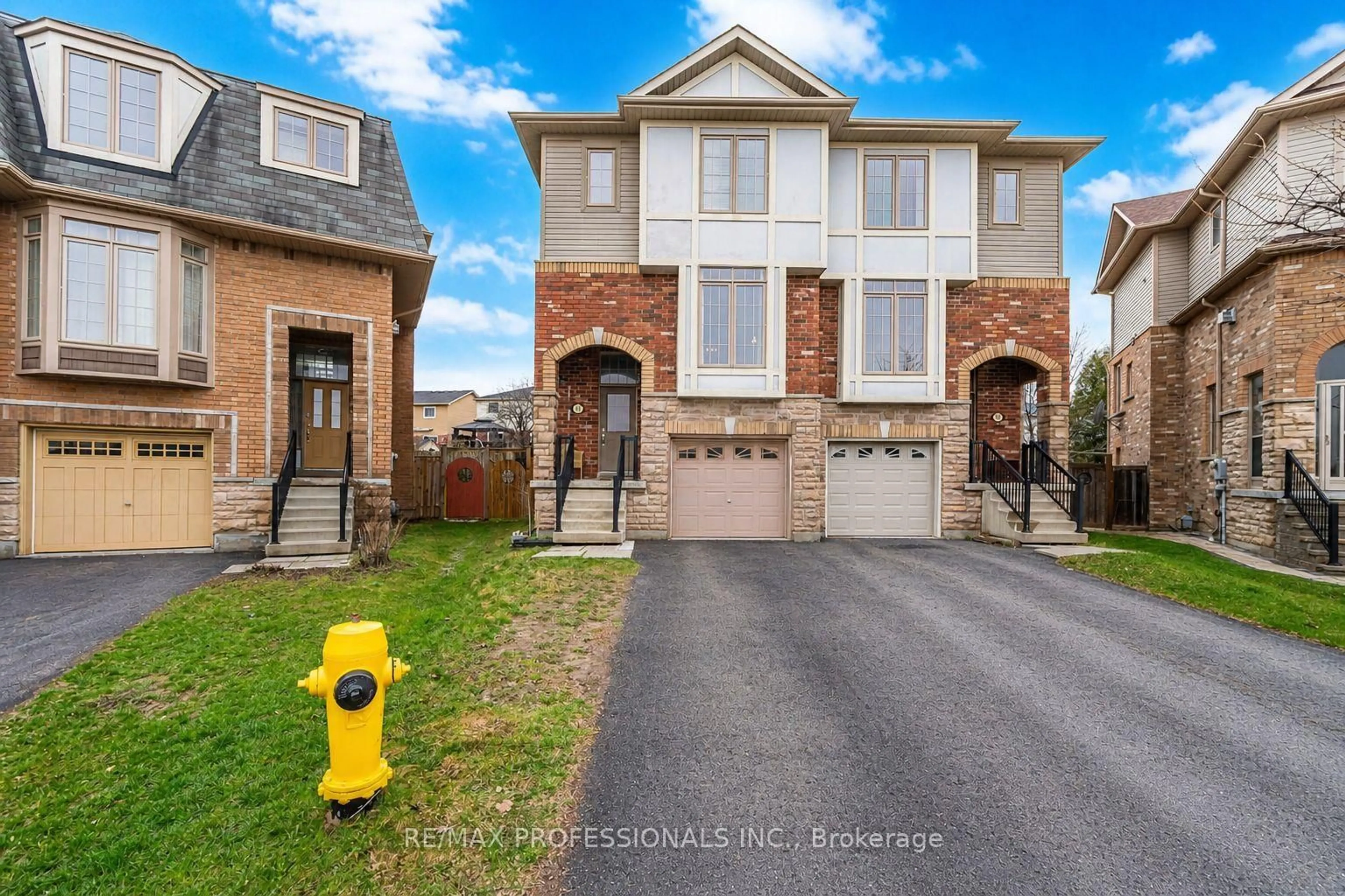 A pic from outside/outdoor area/front of a property/back of a property/a pic from drone, street for 45 Horton St, Ajax Ontario L1Z 1E3