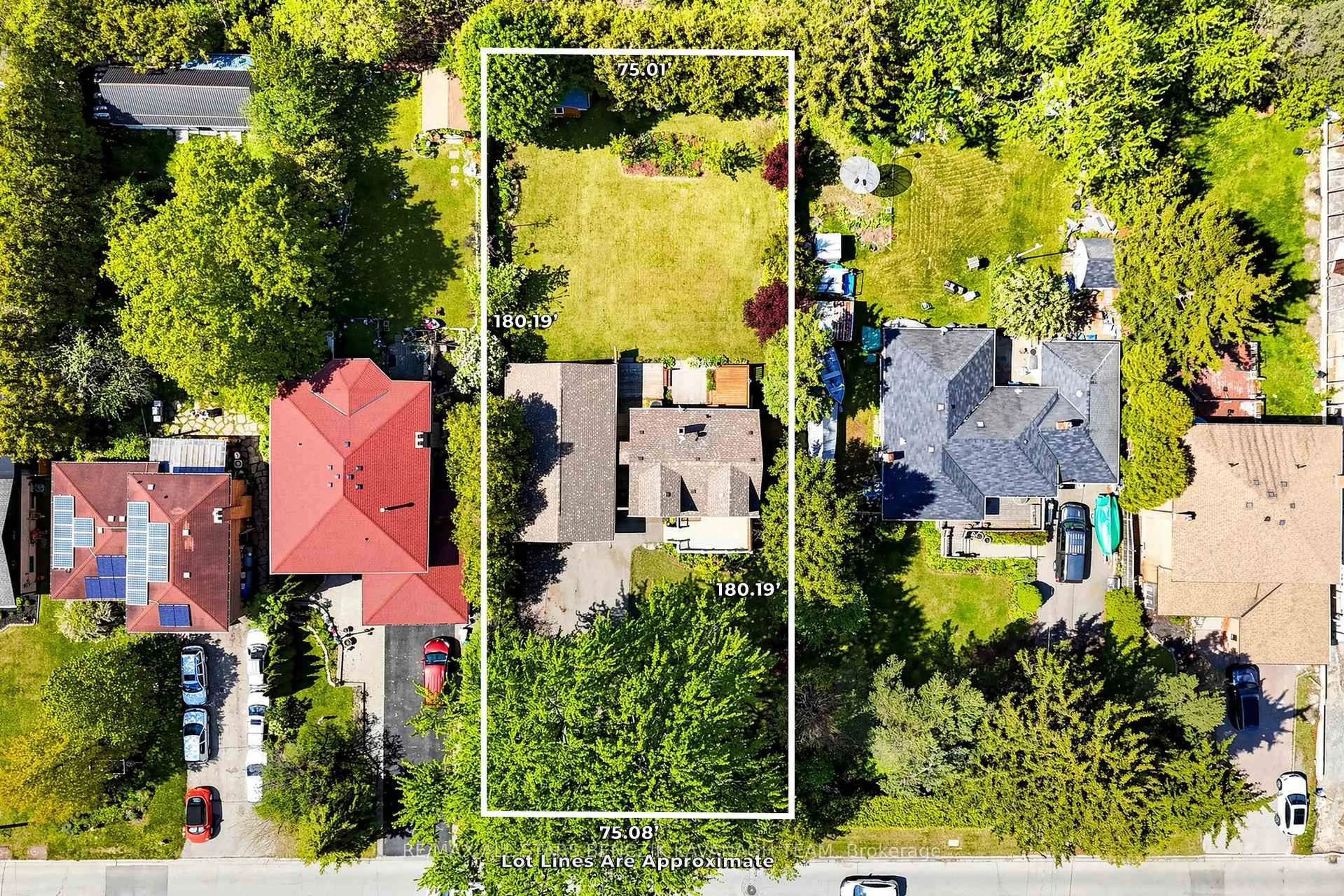 A pic from outside/outdoor area/front of a property/back of a property/a pic from drone, street for 522 Sheppard Ave, Pickering Ontario L1V 1E8