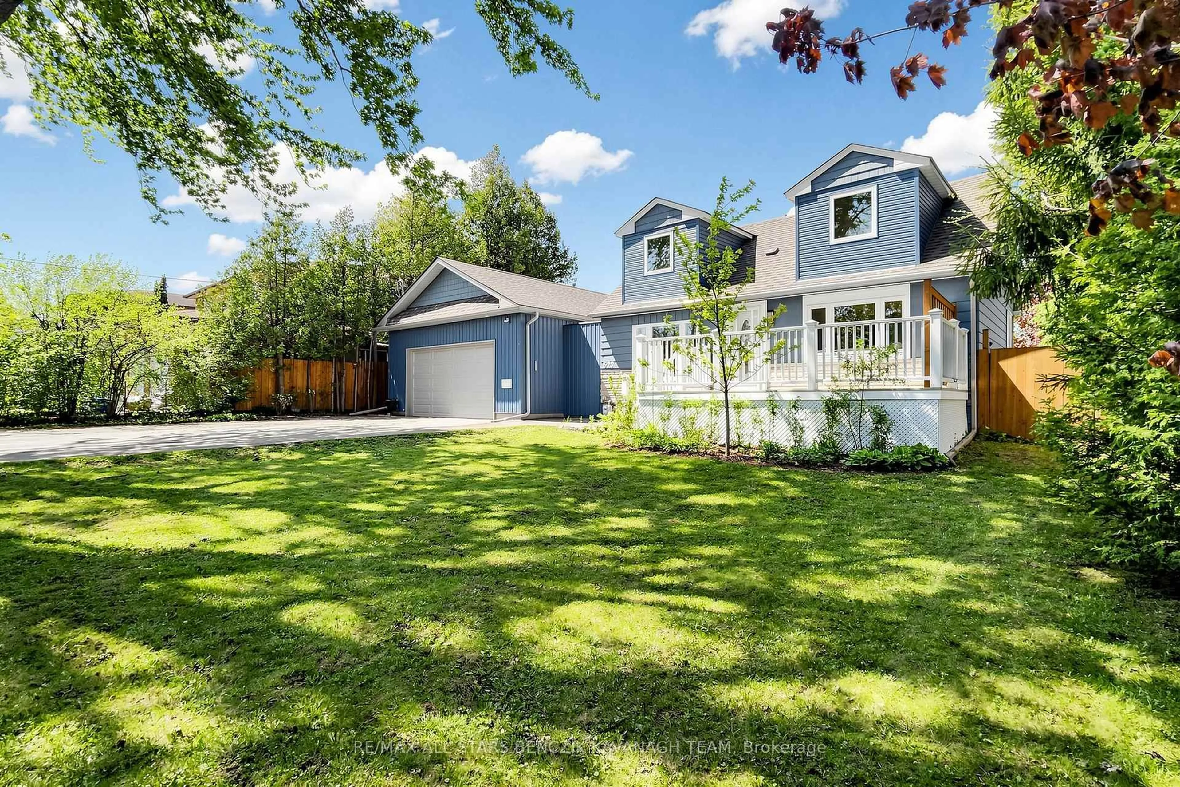 A pic from outside/outdoor area/front of a property/back of a property/a pic from drone, street for 522 Sheppard Ave, Pickering Ontario L1V 1E8