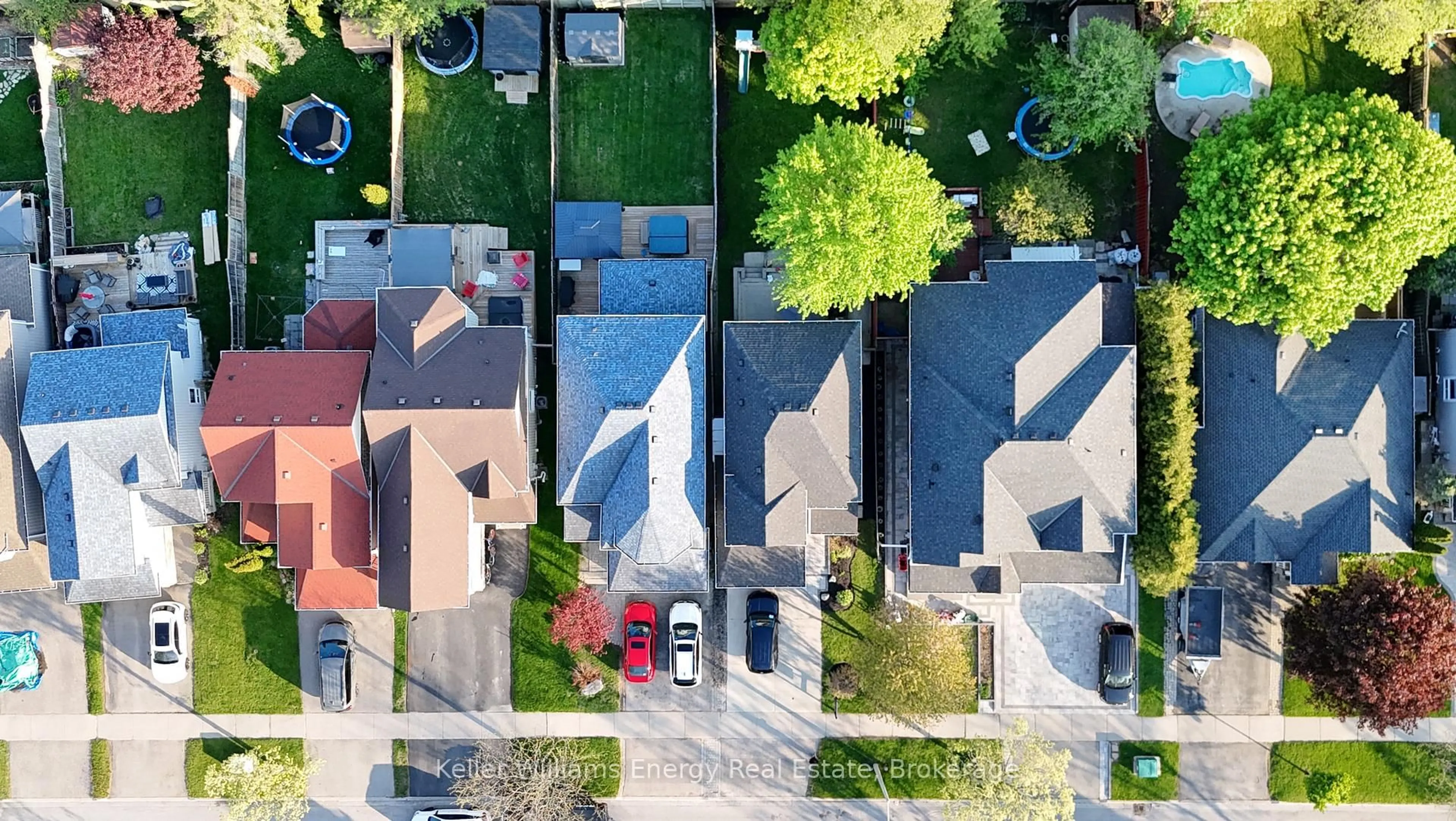 A pic from outside/outdoor area/front of a property/back of a property/a pic from drone, street for 73 Bridges Dr, Clarington Ontario L1B 1M7