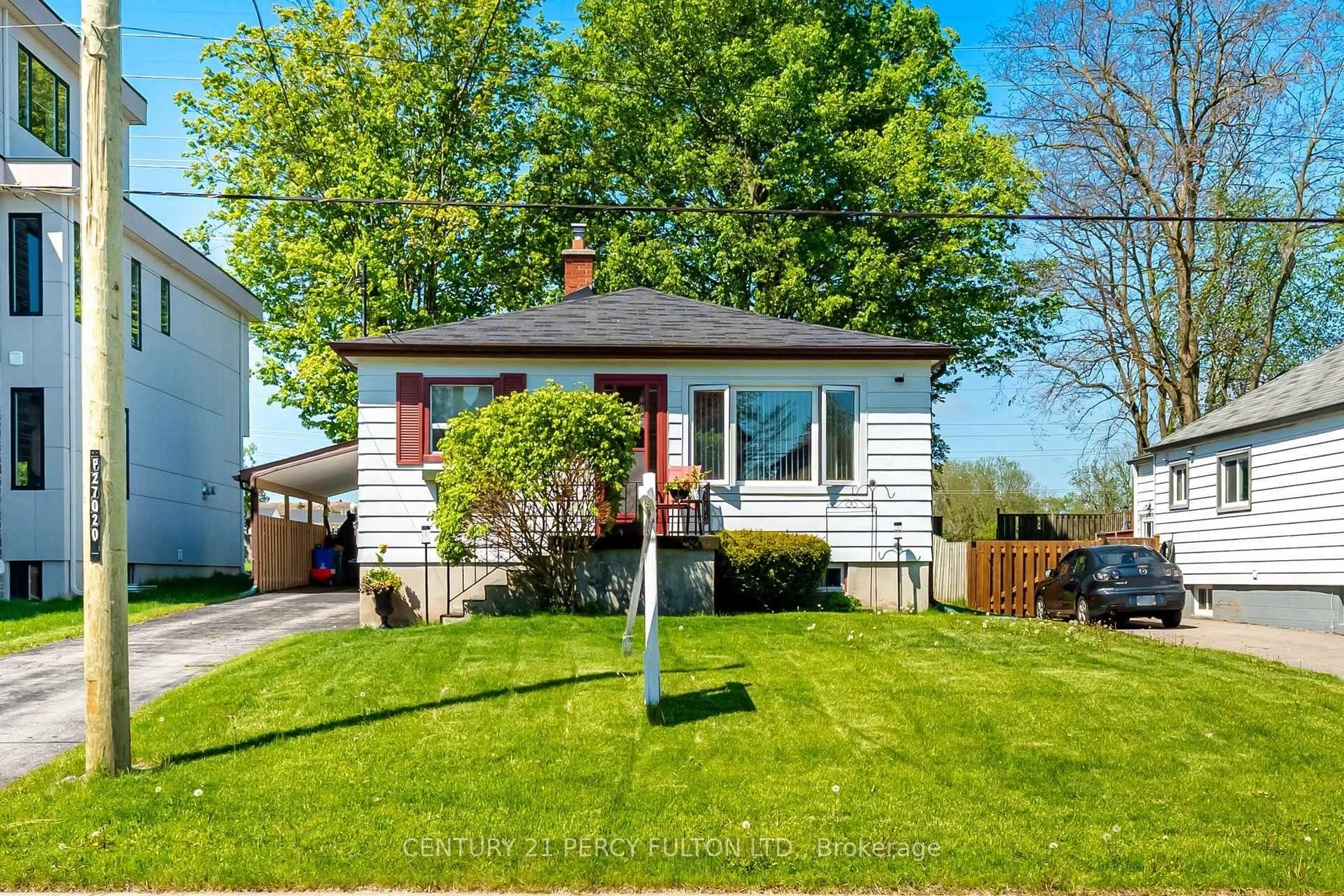 Home with vinyl exterior material, street for 1986 Guild Rd, Pickering Ontario L1V 1Y1