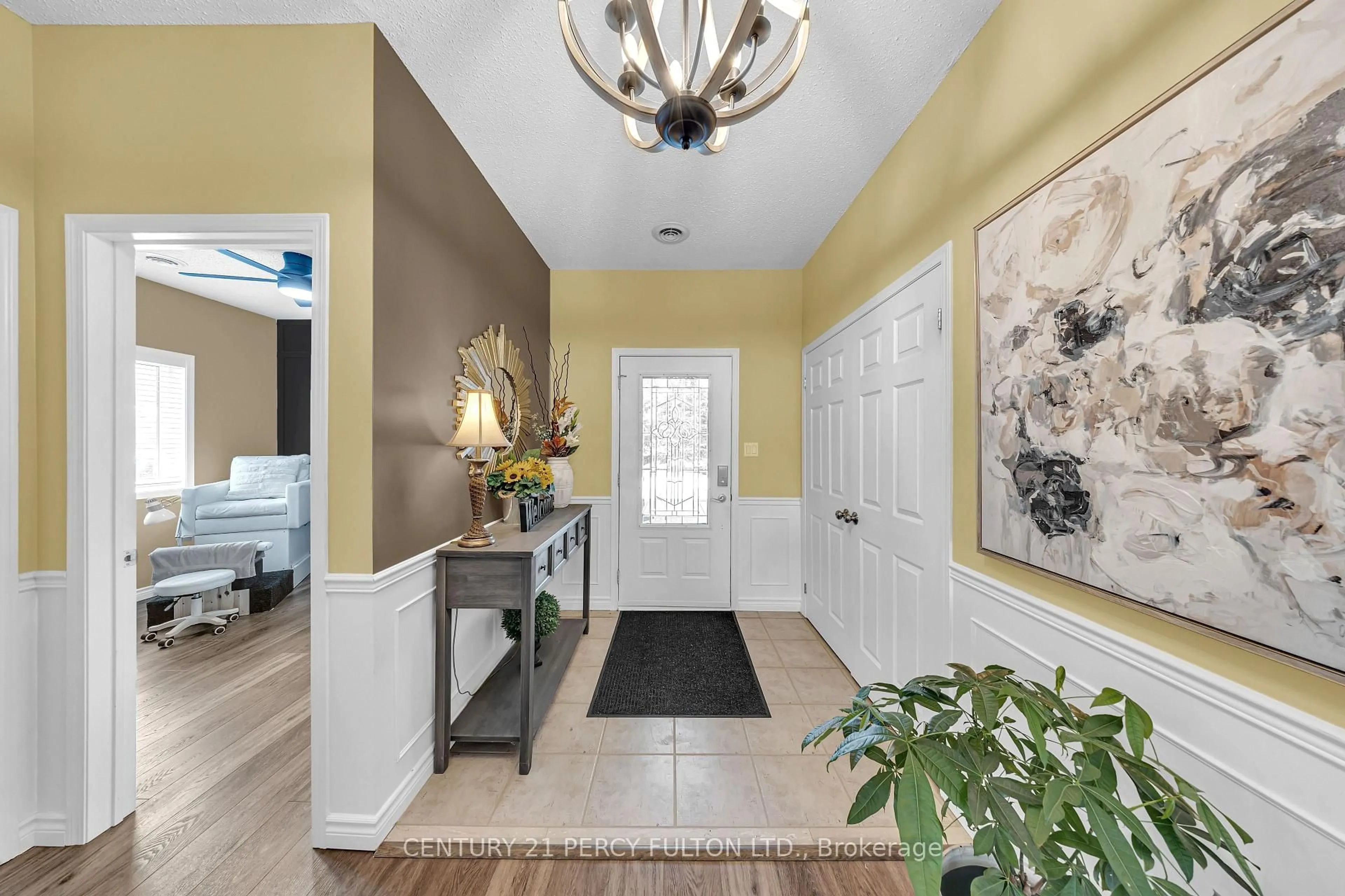 Indoor entryway for 6 Niagara Tr, Clarington Ontario L1B 1B9