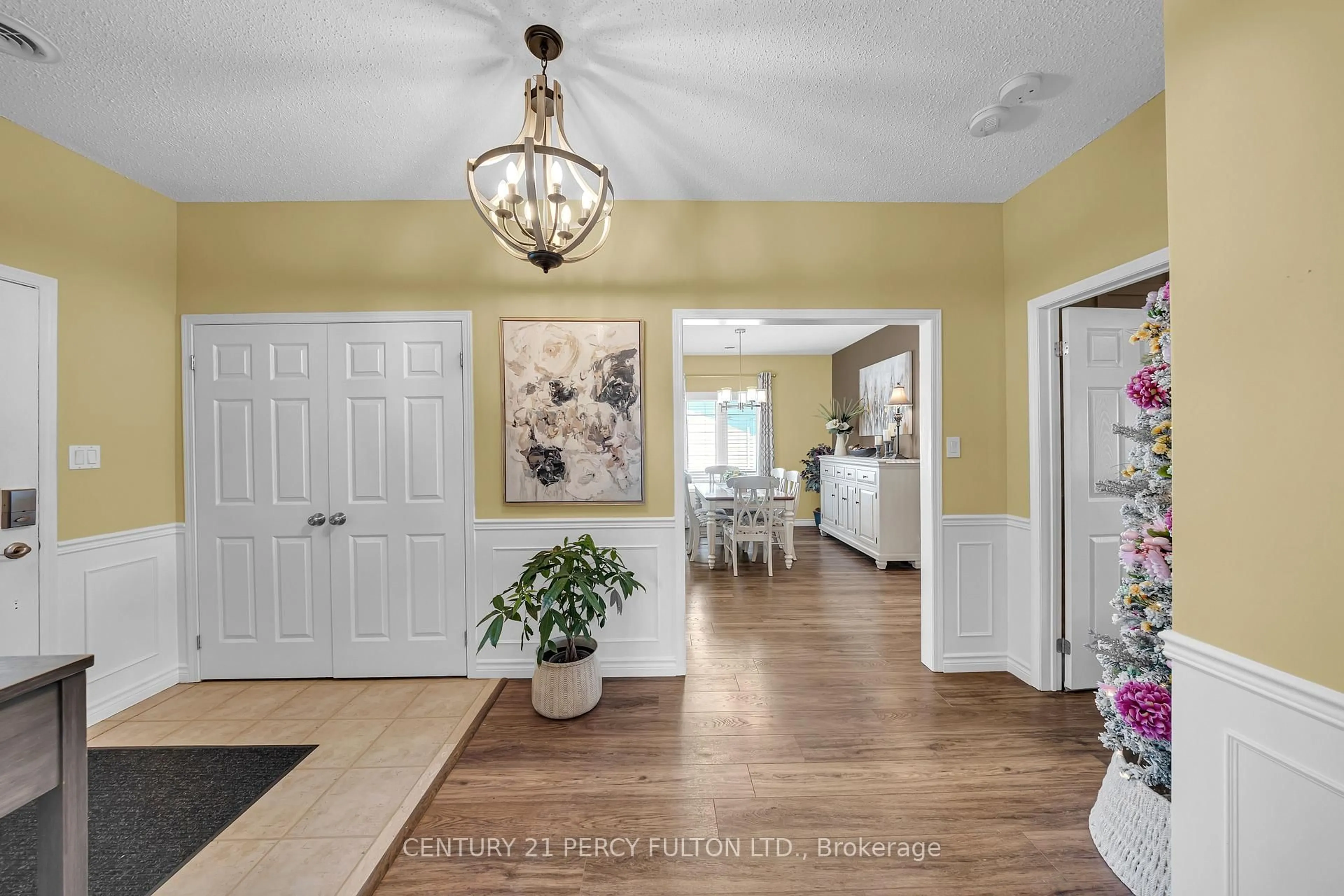 Indoor entryway for 6 Niagara Tr, Clarington Ontario L1B 1B9