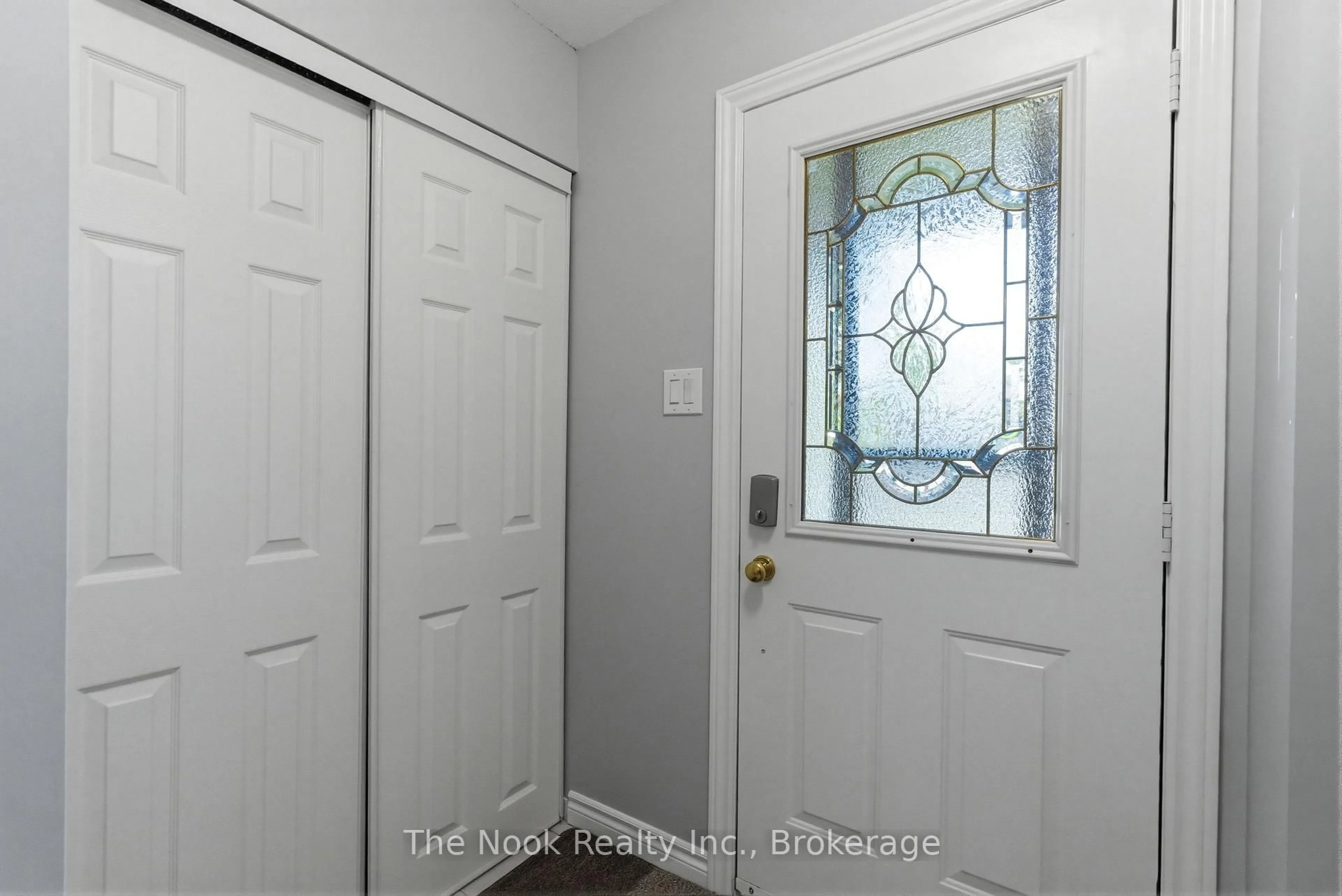 Indoor entryway for 15 Chance Crt, Clarington Ontario L1C 4S4