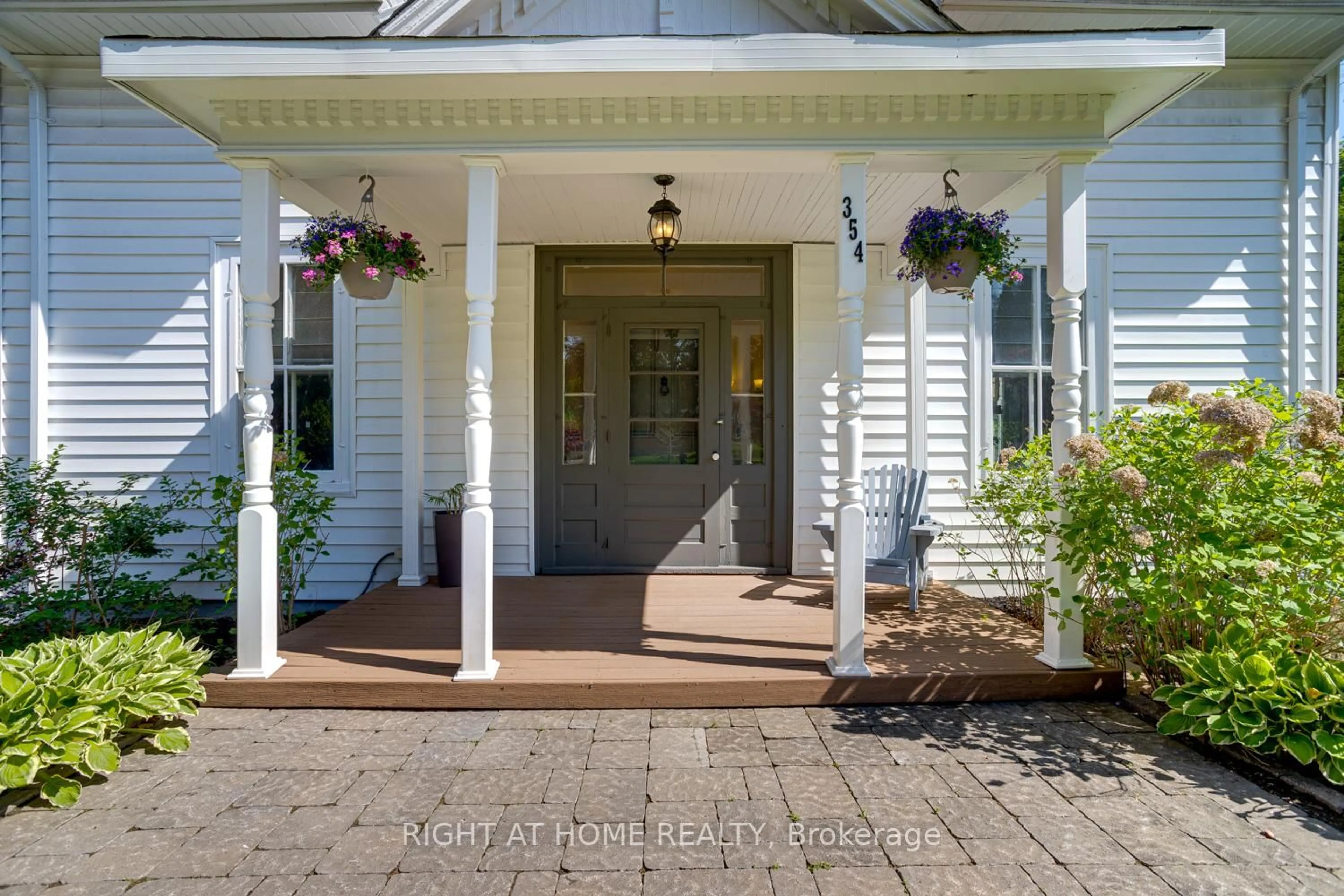 Indoor entryway for 354 Queen St, Scugog Ontario L9L 1J9
