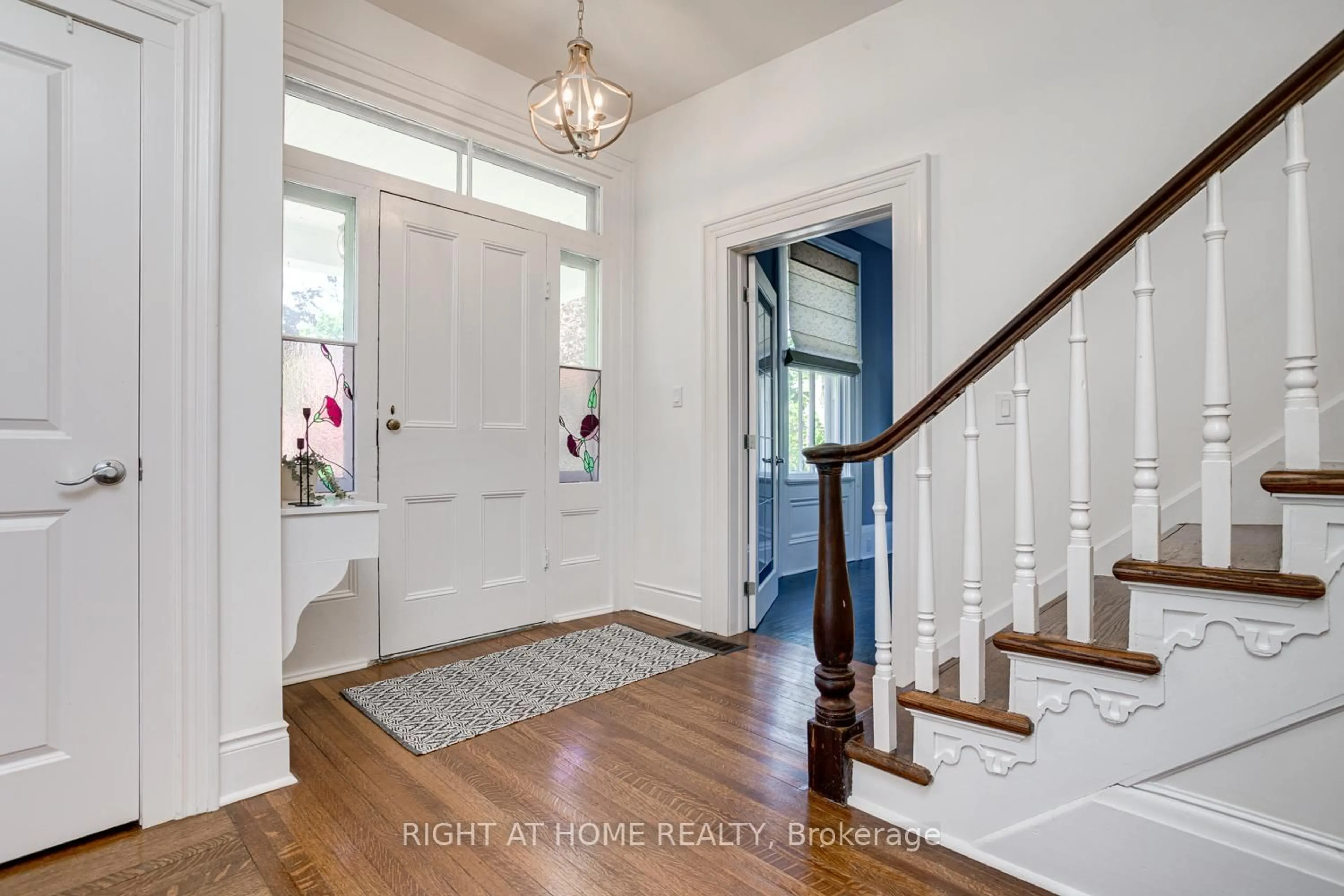 Indoor entryway for 354 Queen St, Scugog Ontario L9L 1J9