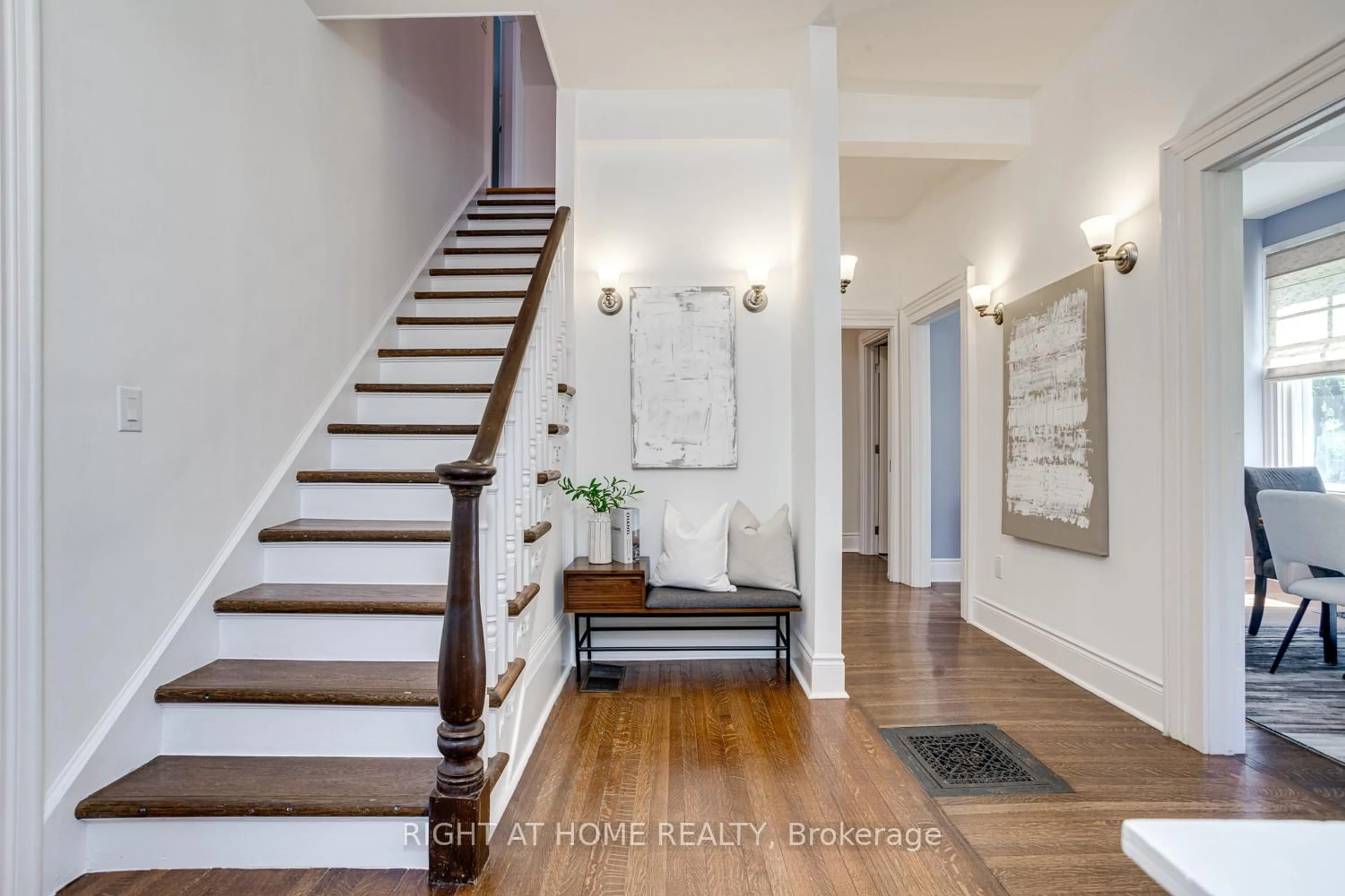 Indoor entryway for 354 Queen St, Scugog Ontario L9L 1J9