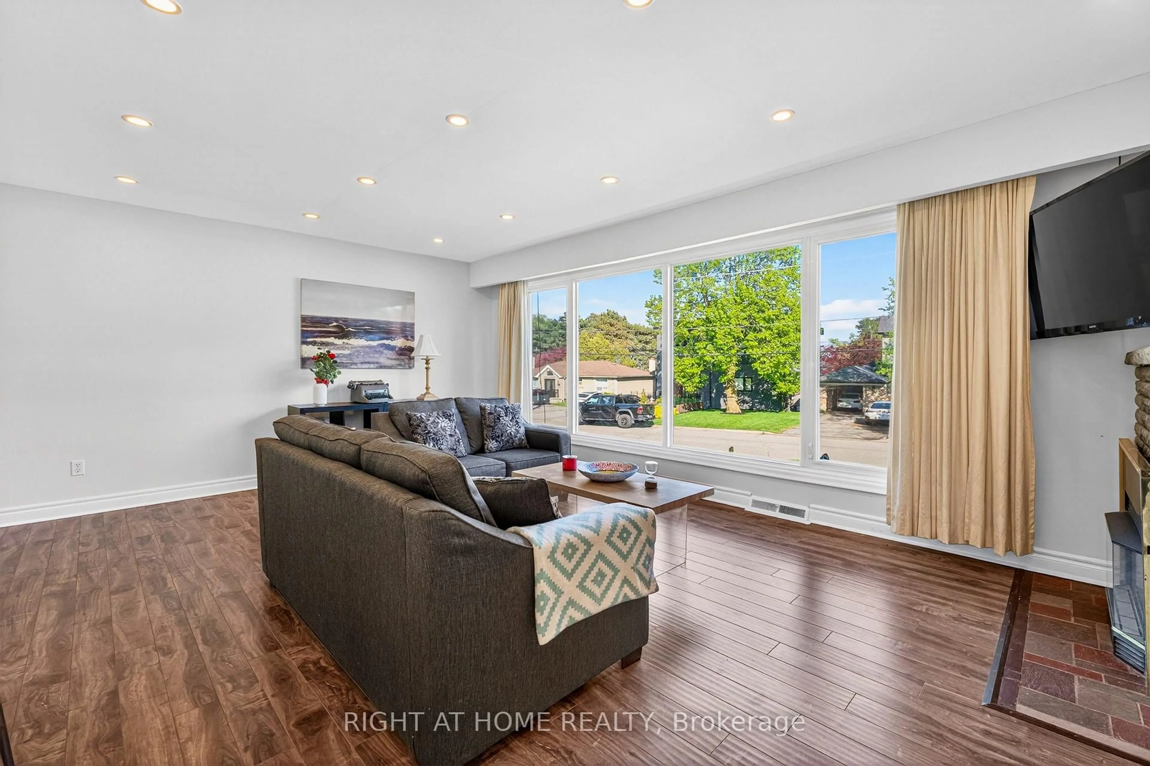 Living room with furniture, wood/laminate floor for 78 Sylvan Ave, Toronto Ontario M1M 1K1