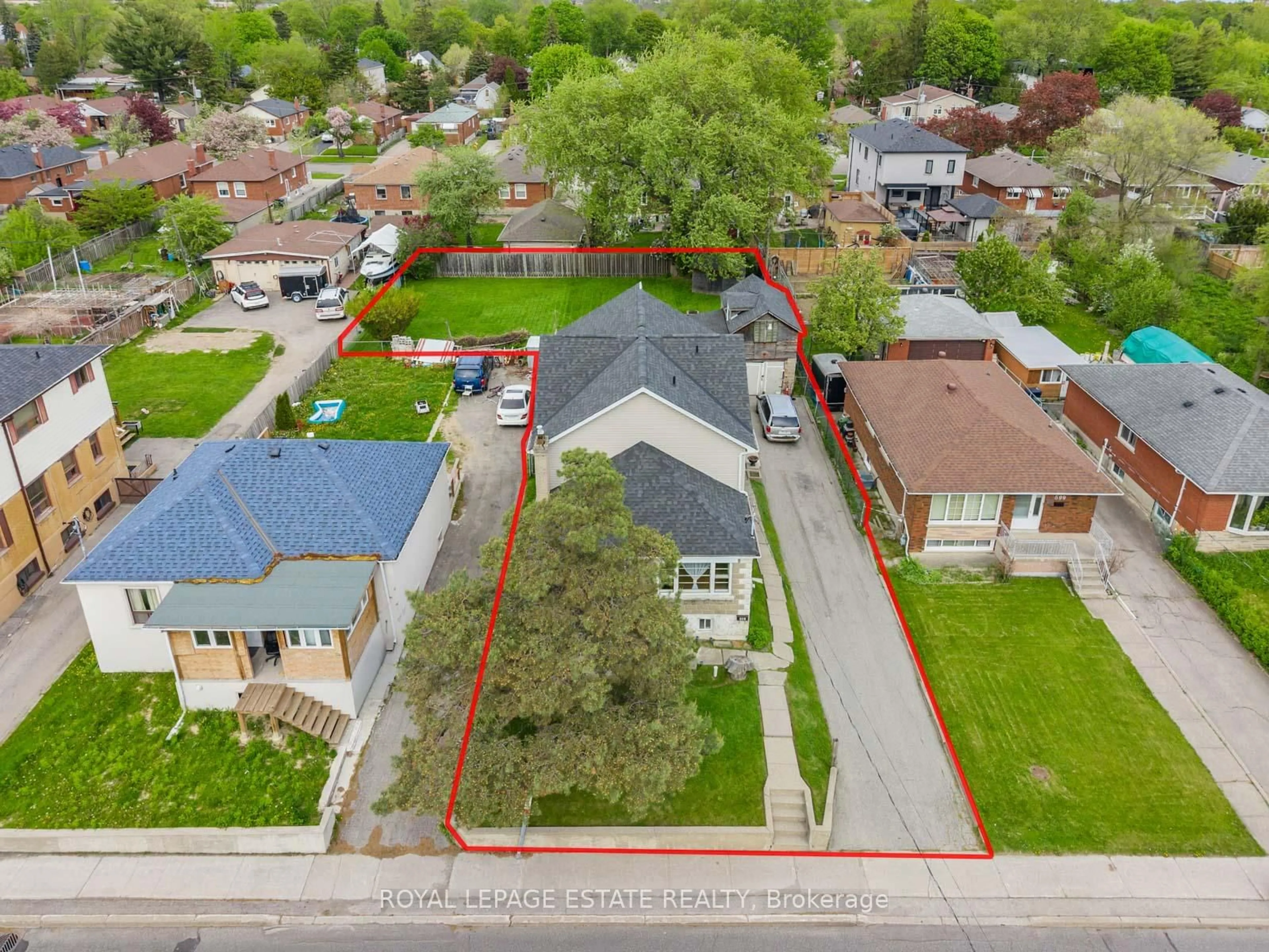 A pic from outside/outdoor area/front of a property/back of a property/a pic from drone, street for 601 Pharmacy Ave, Toronto Ontario M1L 3H1