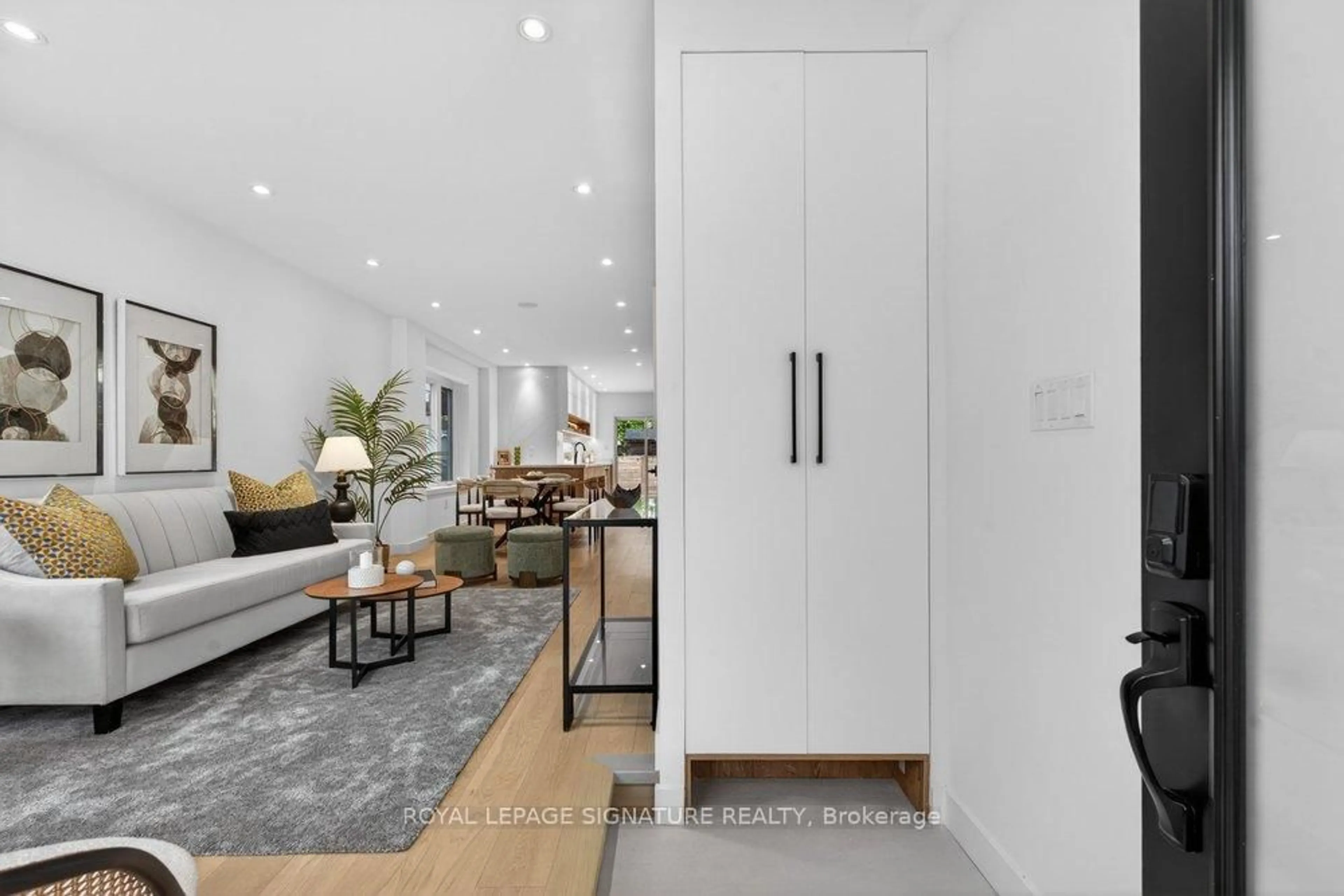 Indoor entryway for 228 Queensdale Ave, Toronto Ontario M4C 2B2