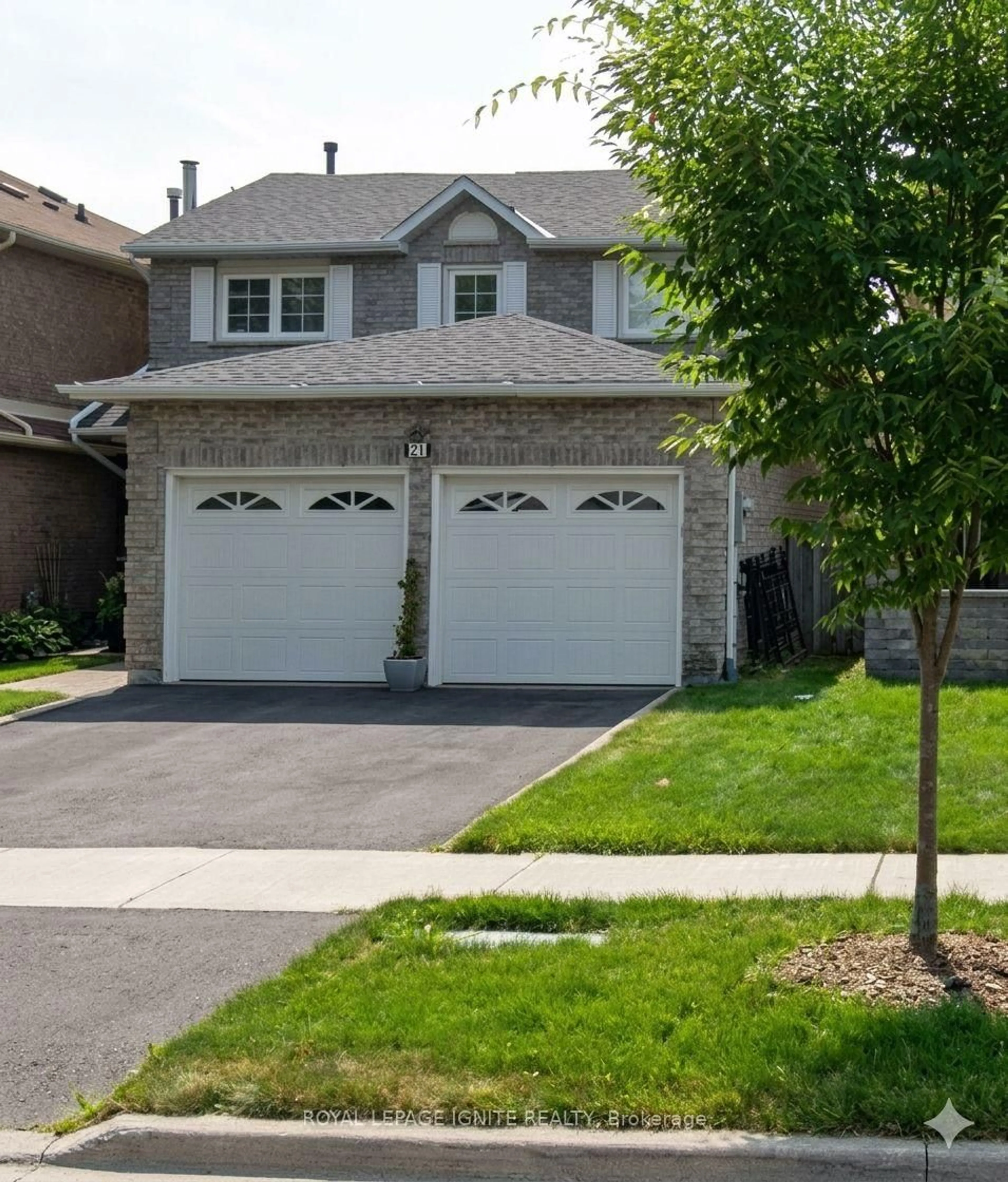 Home with vinyl exterior material, street for 21 Halfmoon Sq, Toronto Ontario M1C 3V4