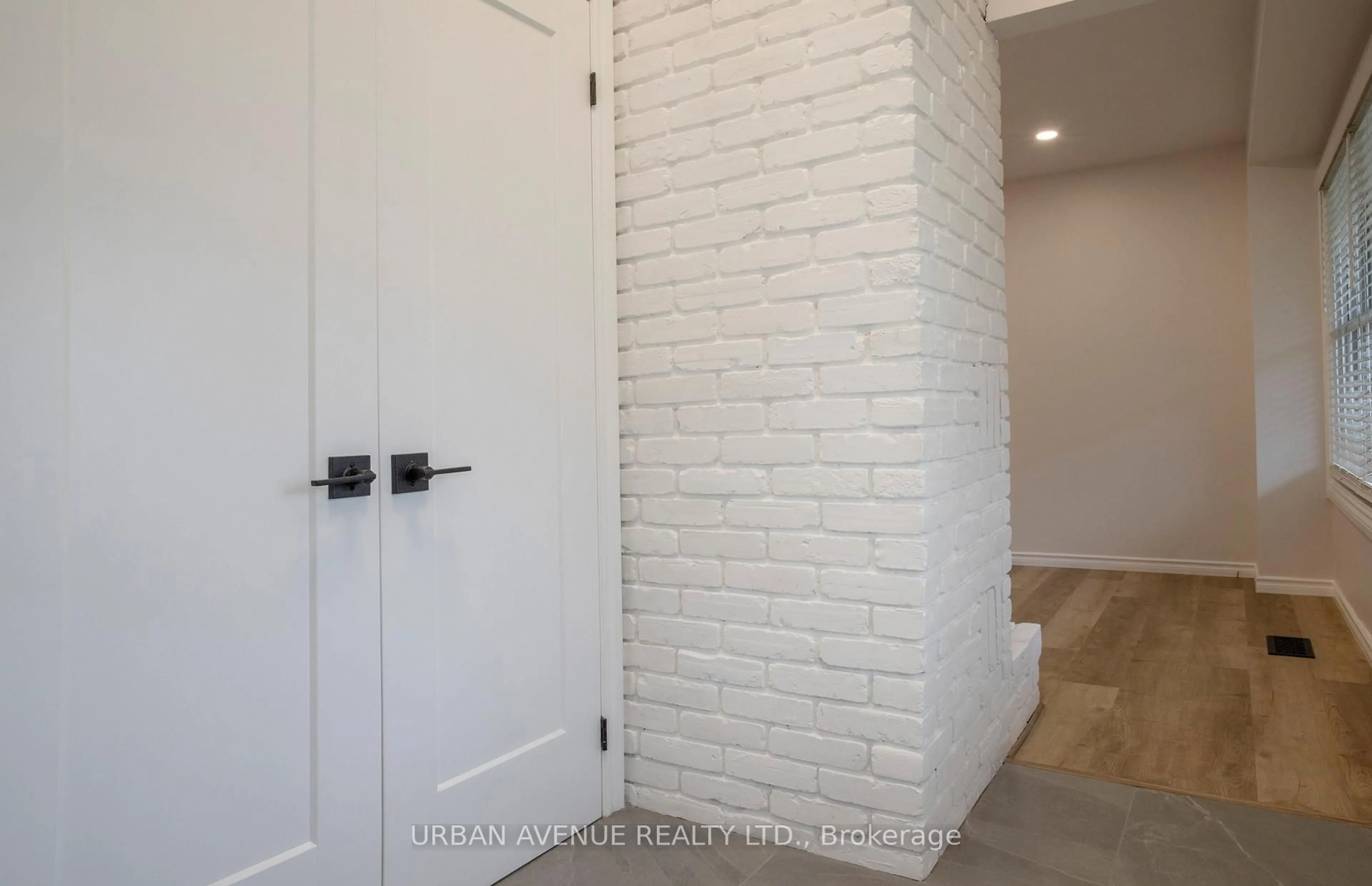 Unknown for 329 Cooper Crt, Oshawa Ontario L1J 6V4