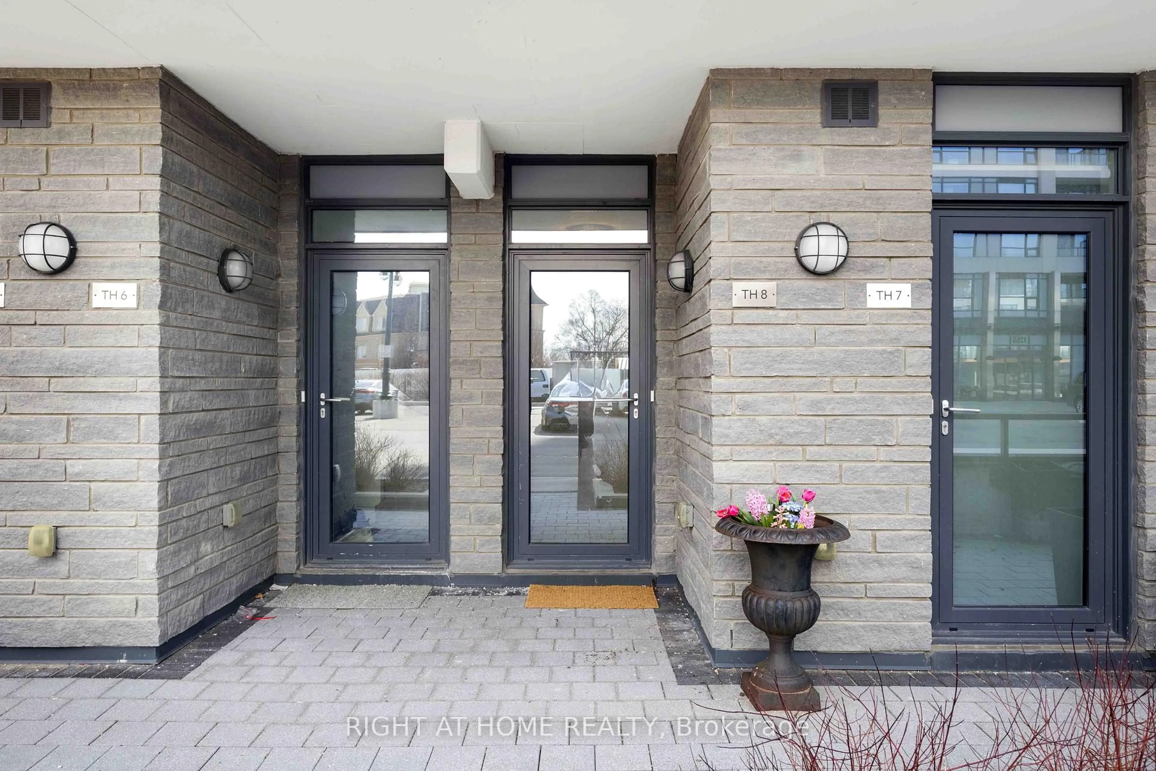 Indoor entryway for 1245 Bayly St #Th8, Pickering Ontario L1W 0B5