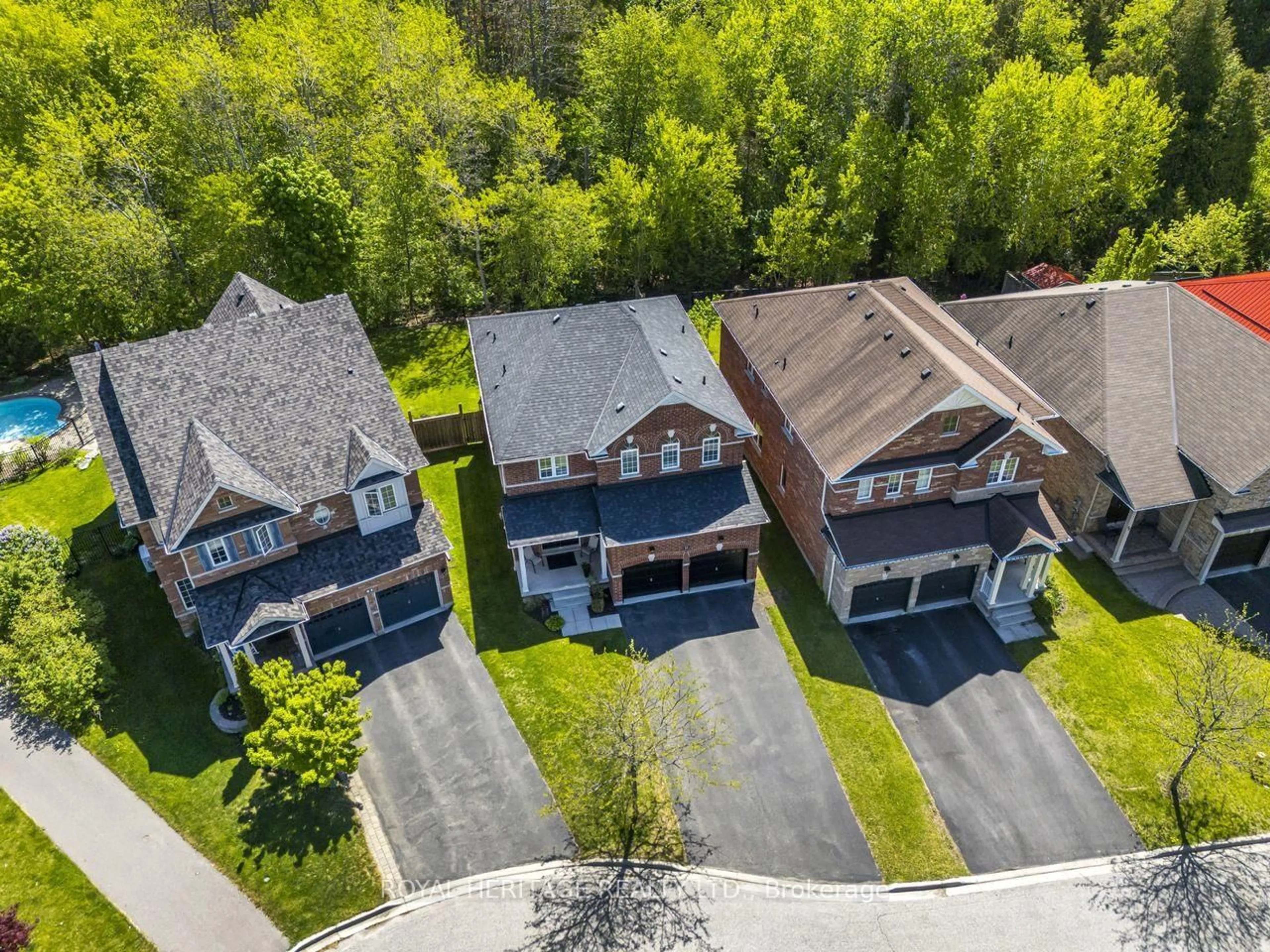 A pic from outside/outdoor area/front of a property/back of a property/a pic from drone, street for 64 Florence Dr, Whitby Ontario L1R 0K3