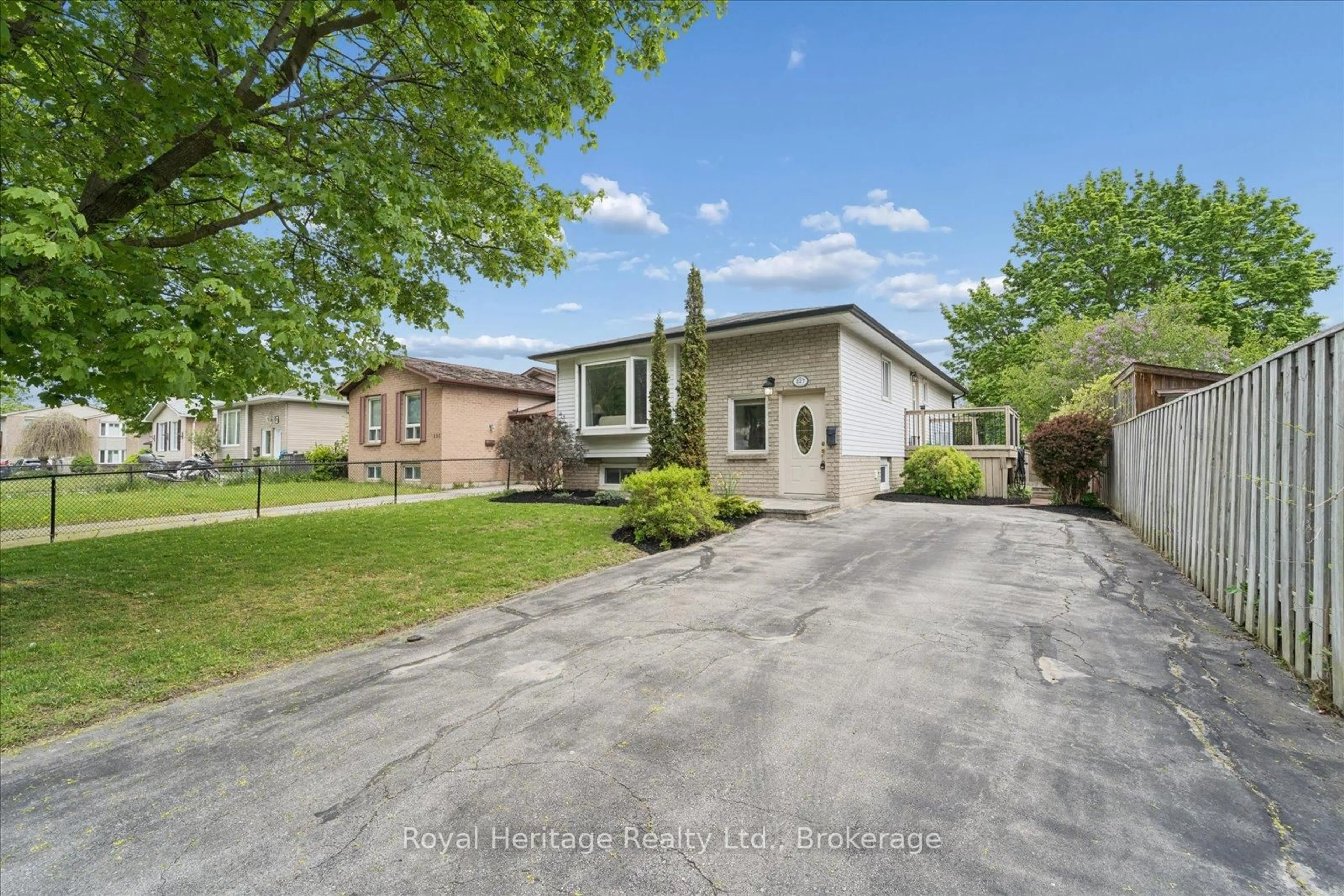 A pic from outside/outdoor area/front of a property/back of a property/a pic from drone, street for 227 Limerick St, Oshawa Ontario L1J 7H2