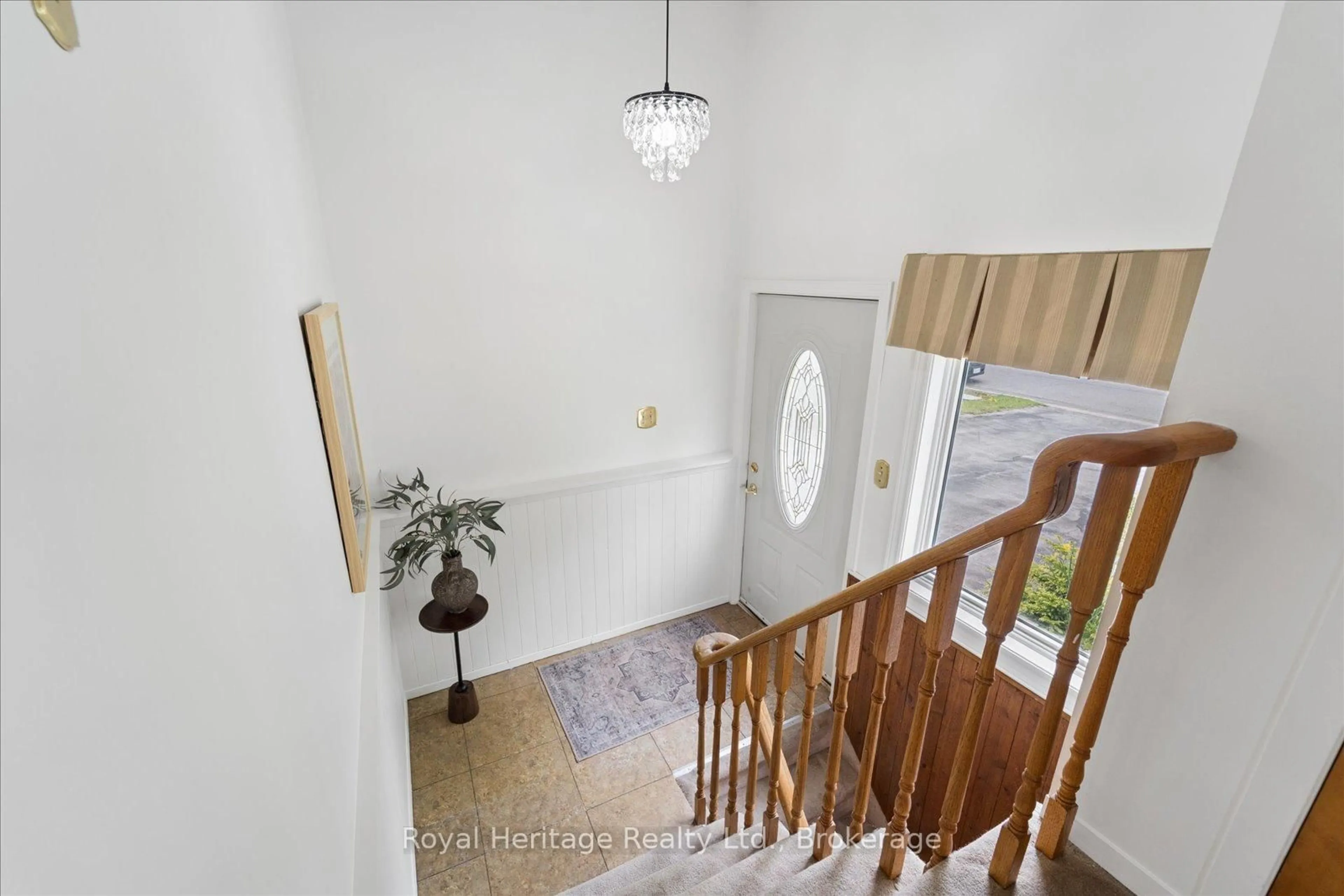 Indoor foyer for 227 Limerick St, Oshawa Ontario L1J 7H2
