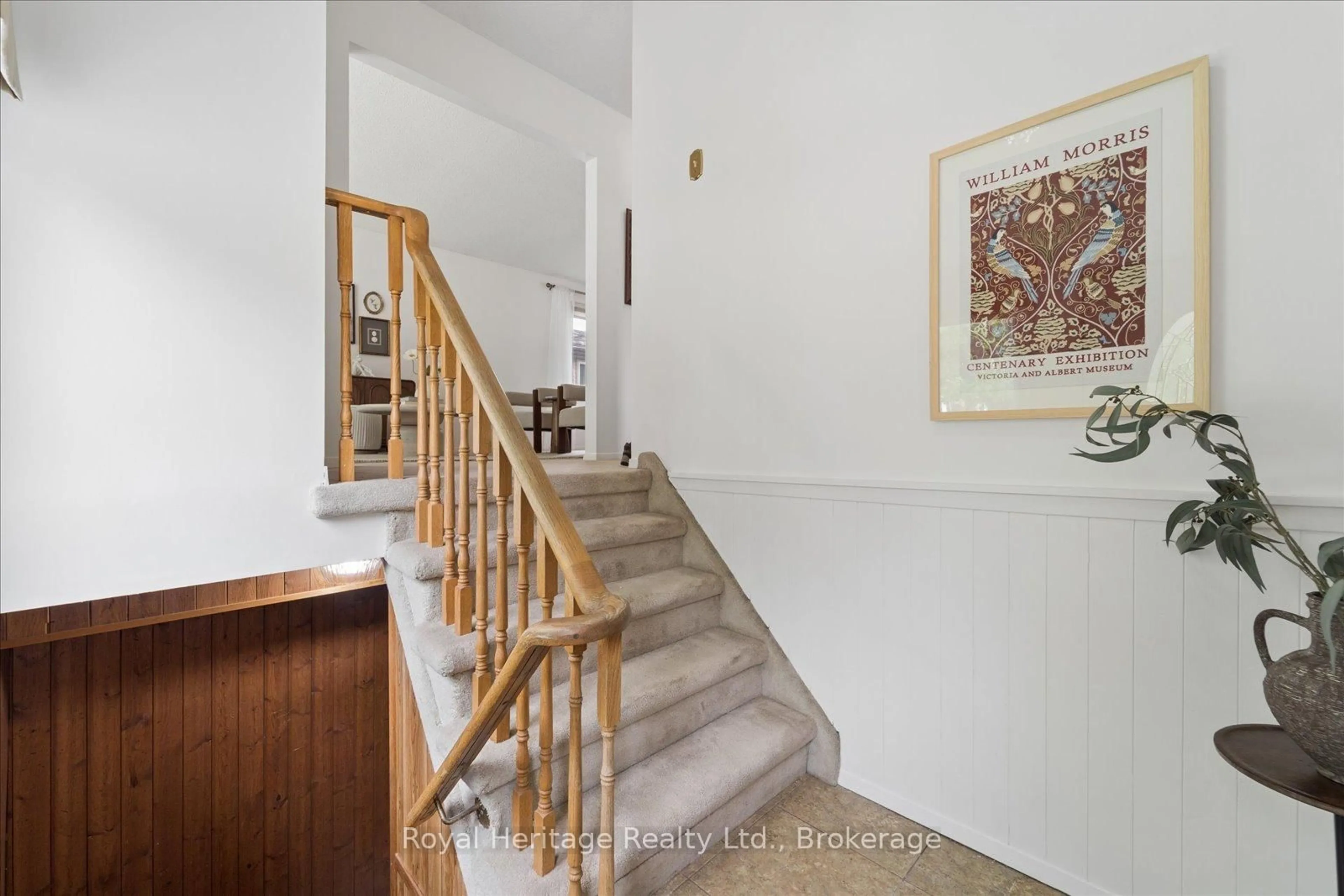 Indoor foyer for 227 Limerick St, Oshawa Ontario L1J 7H2