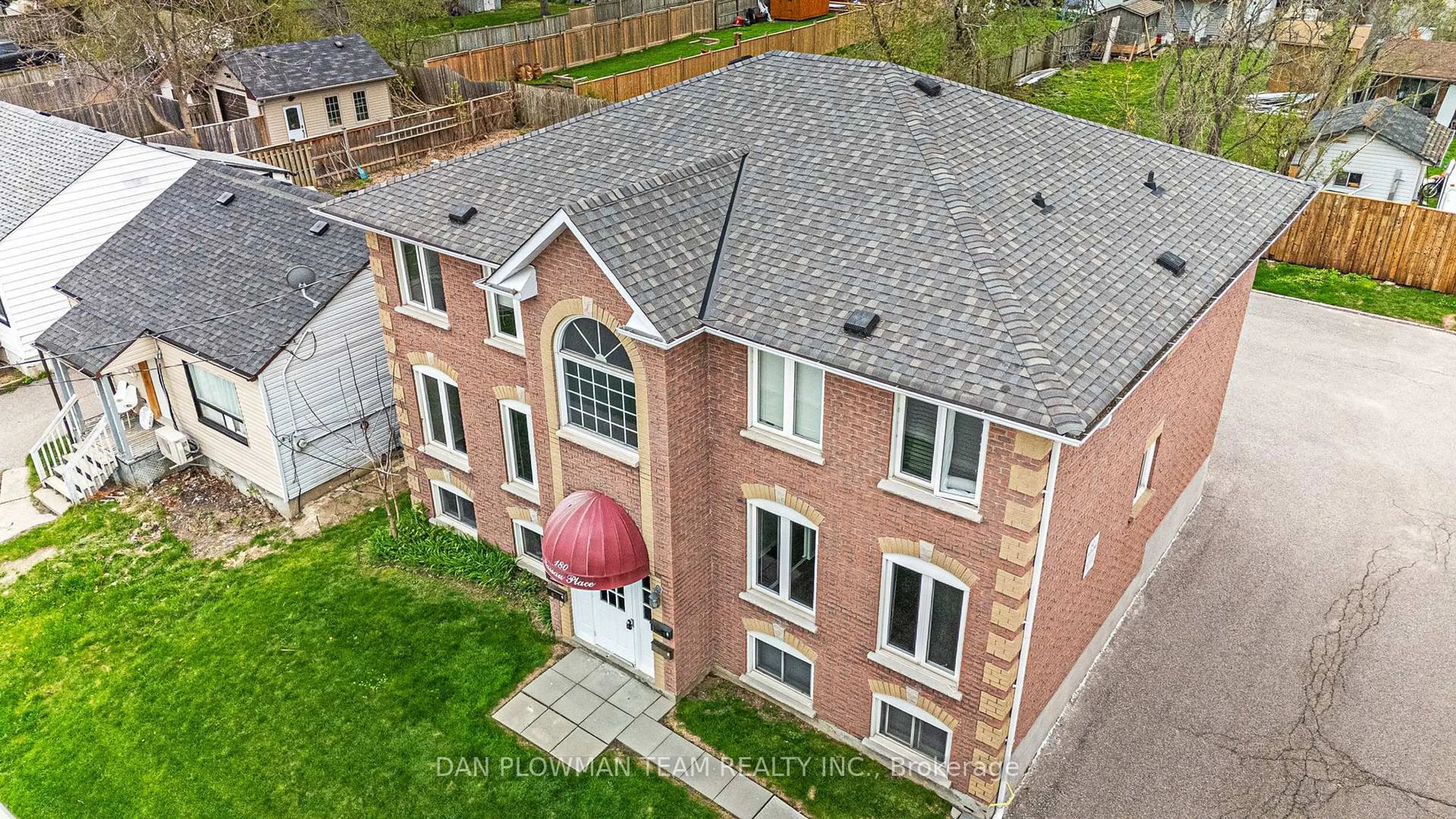 A pic from outside/outdoor area/front of a property/back of a property/a pic from drone, building for 180 Nassau St, Oshawa Ontario L1J 4A5
