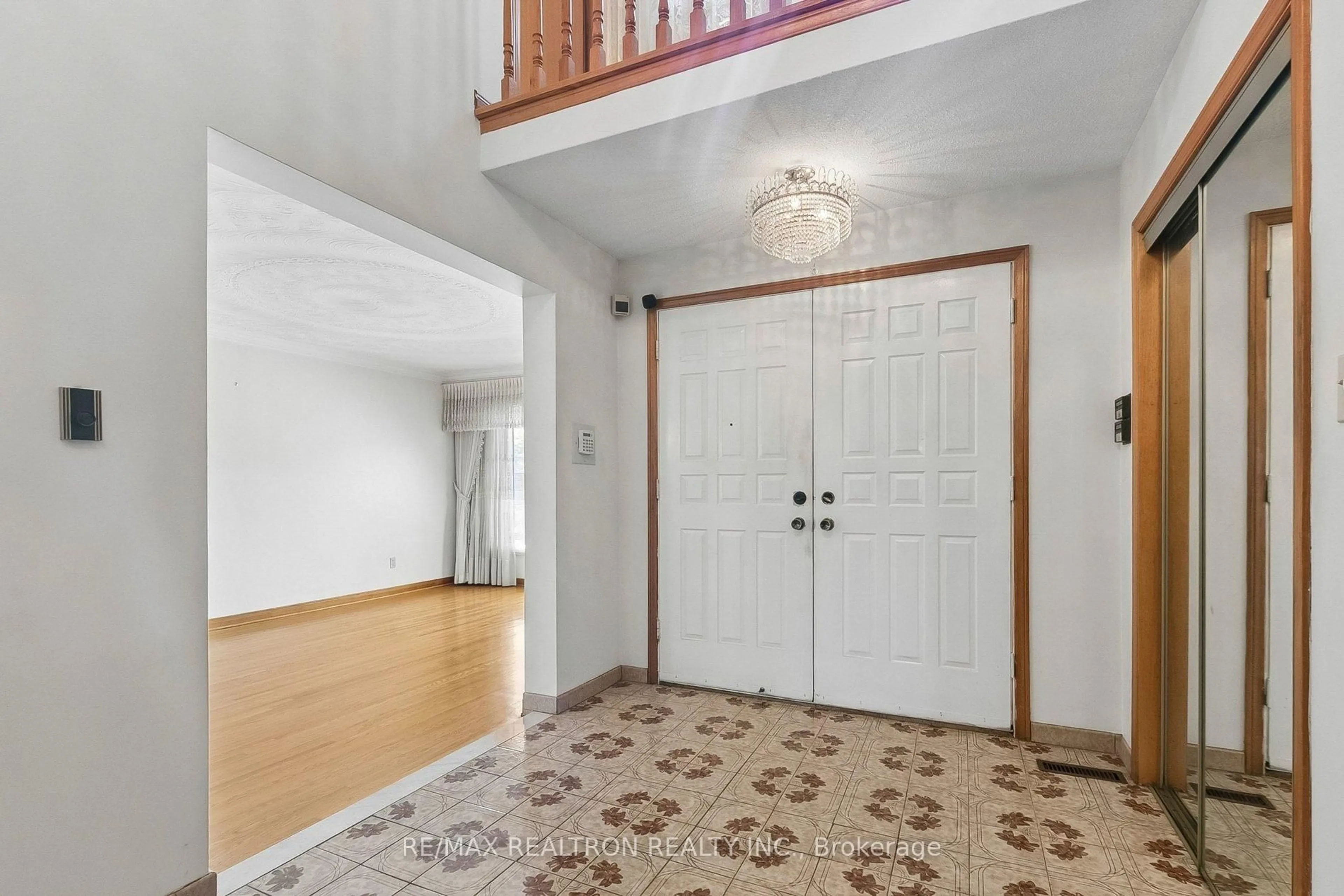 Indoor entryway for 21 Morbank Dr, Toronto Ontario M1V 2M1