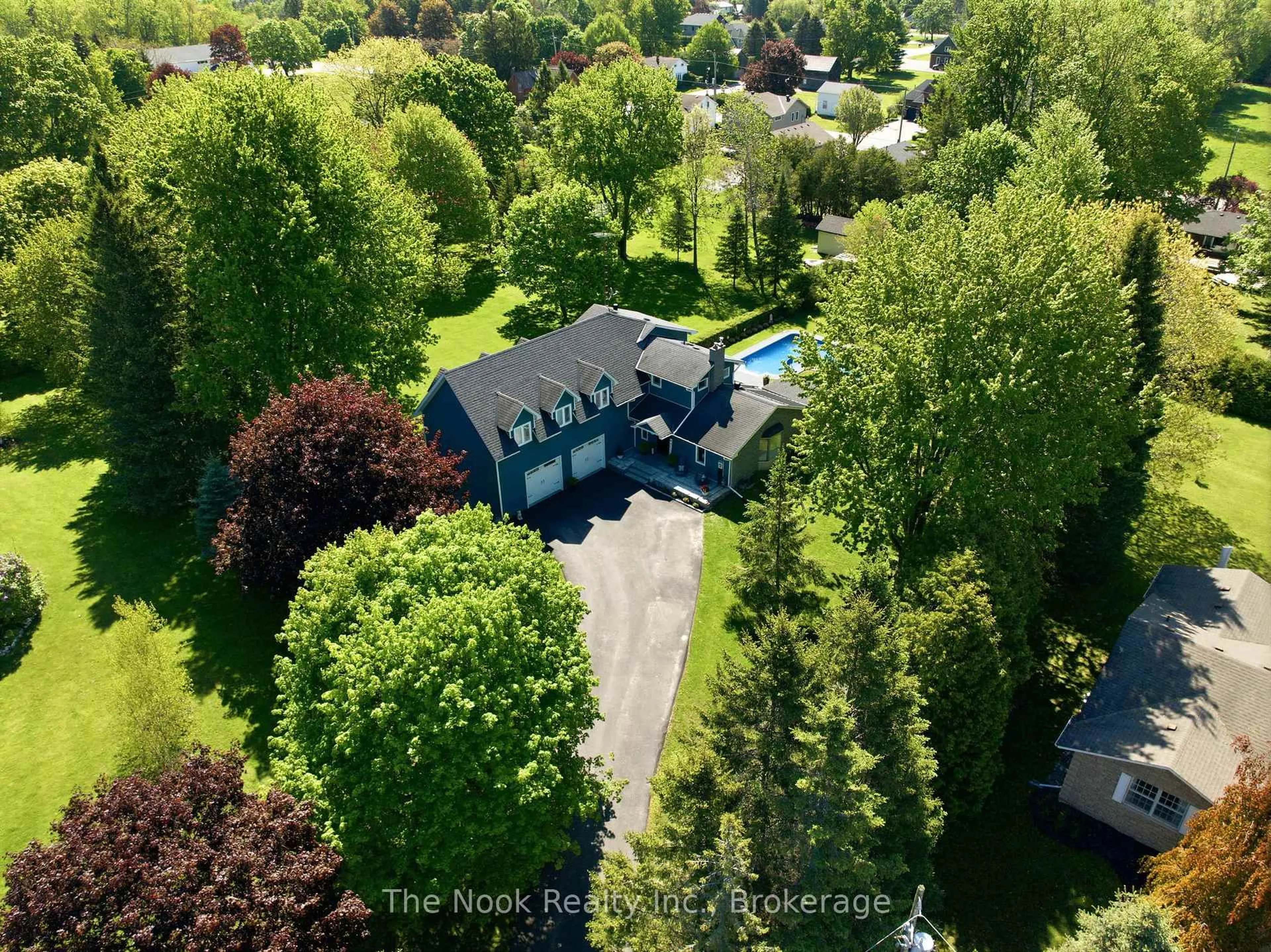 A pic from outside/outdoor area/front of a property/back of a property/a pic from drone, street for 15 Hillside Dr, Clarington Ontario L0B 1J0