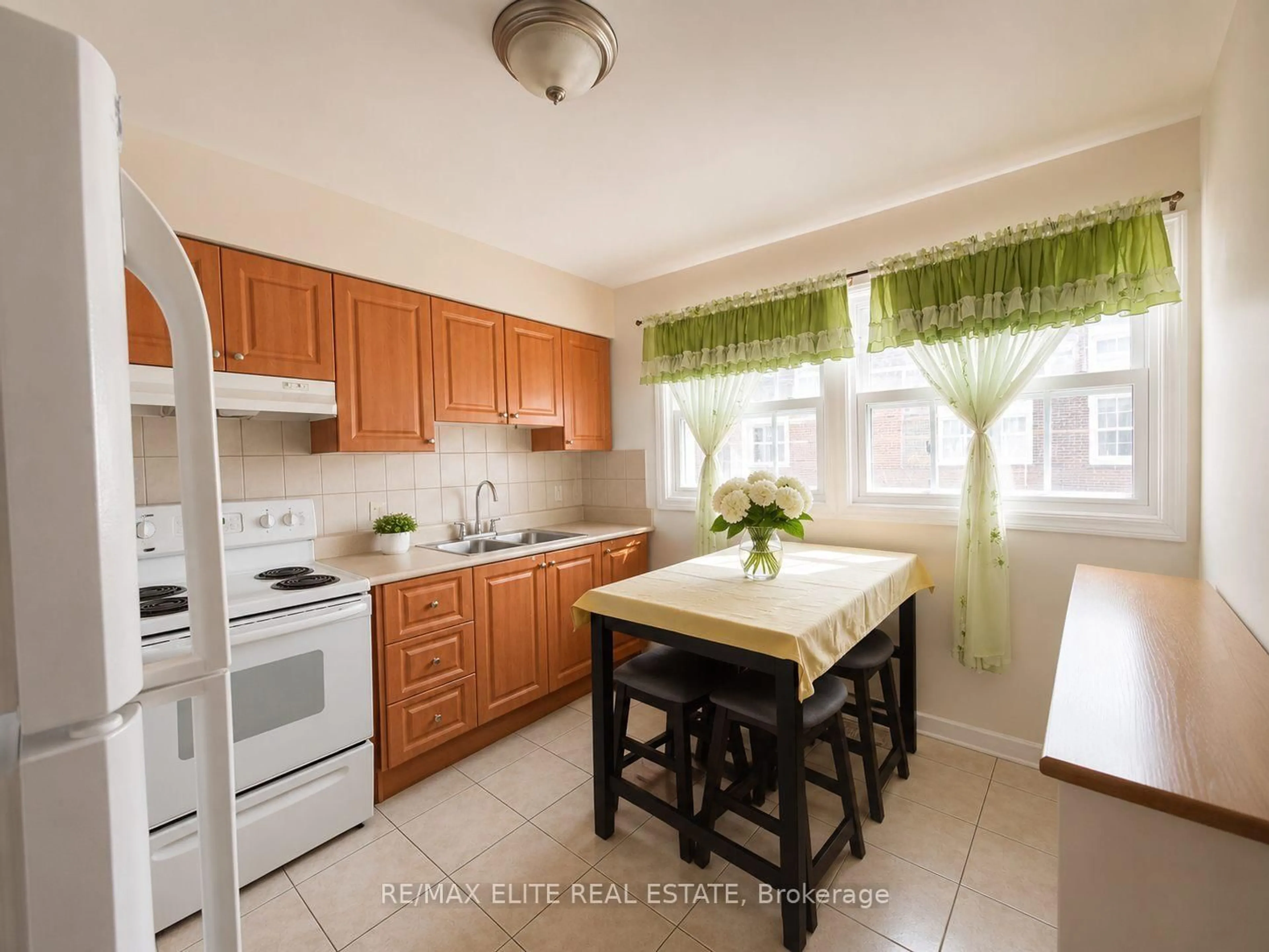 Standard kitchen, ceramic/tile floor for 110 Purpledusk Tr, Toronto Ontario M1E 4E1