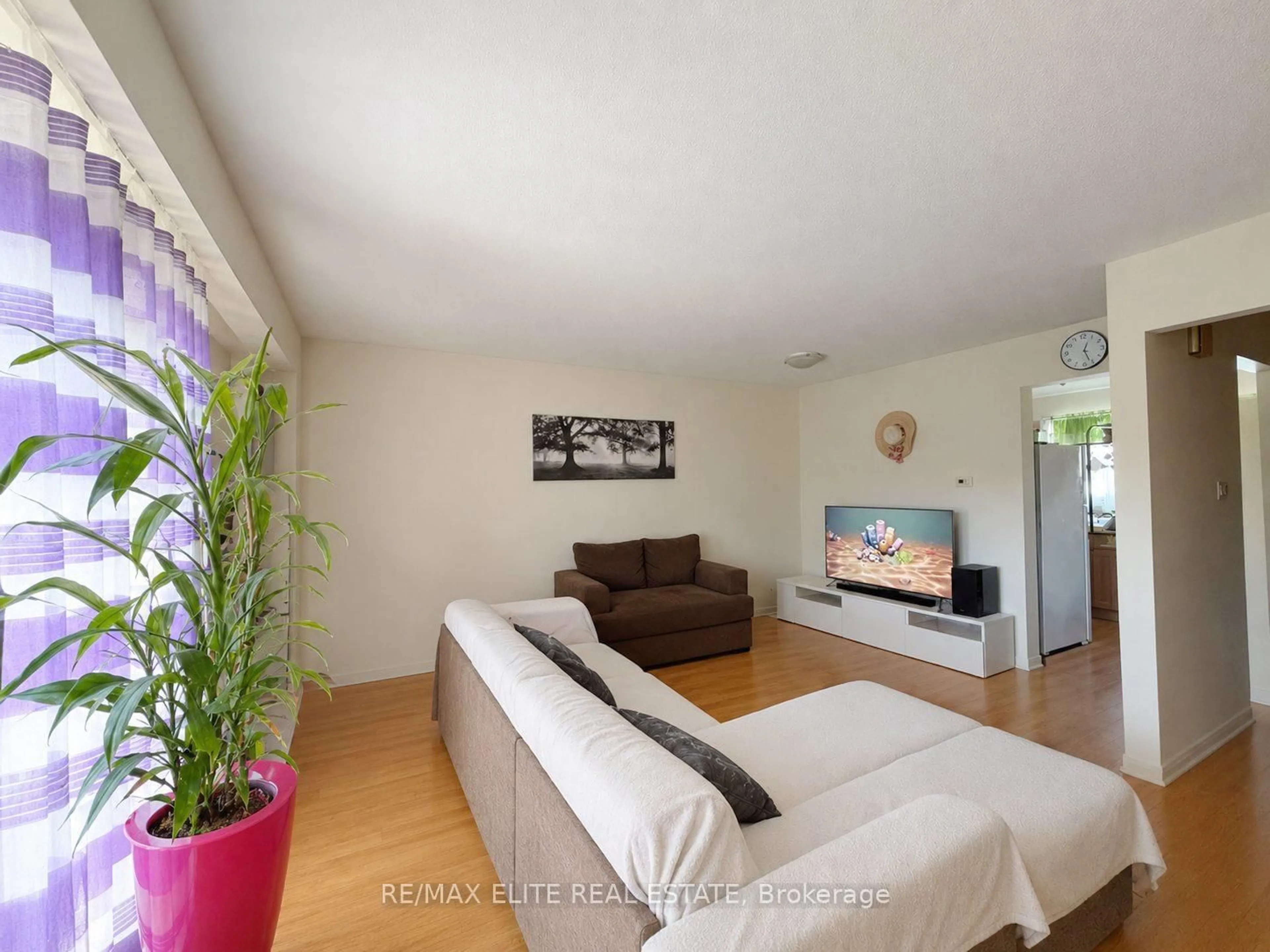 Living room with furniture, unknown for 110 Purpledusk Tr, Toronto Ontario M1E 4E1