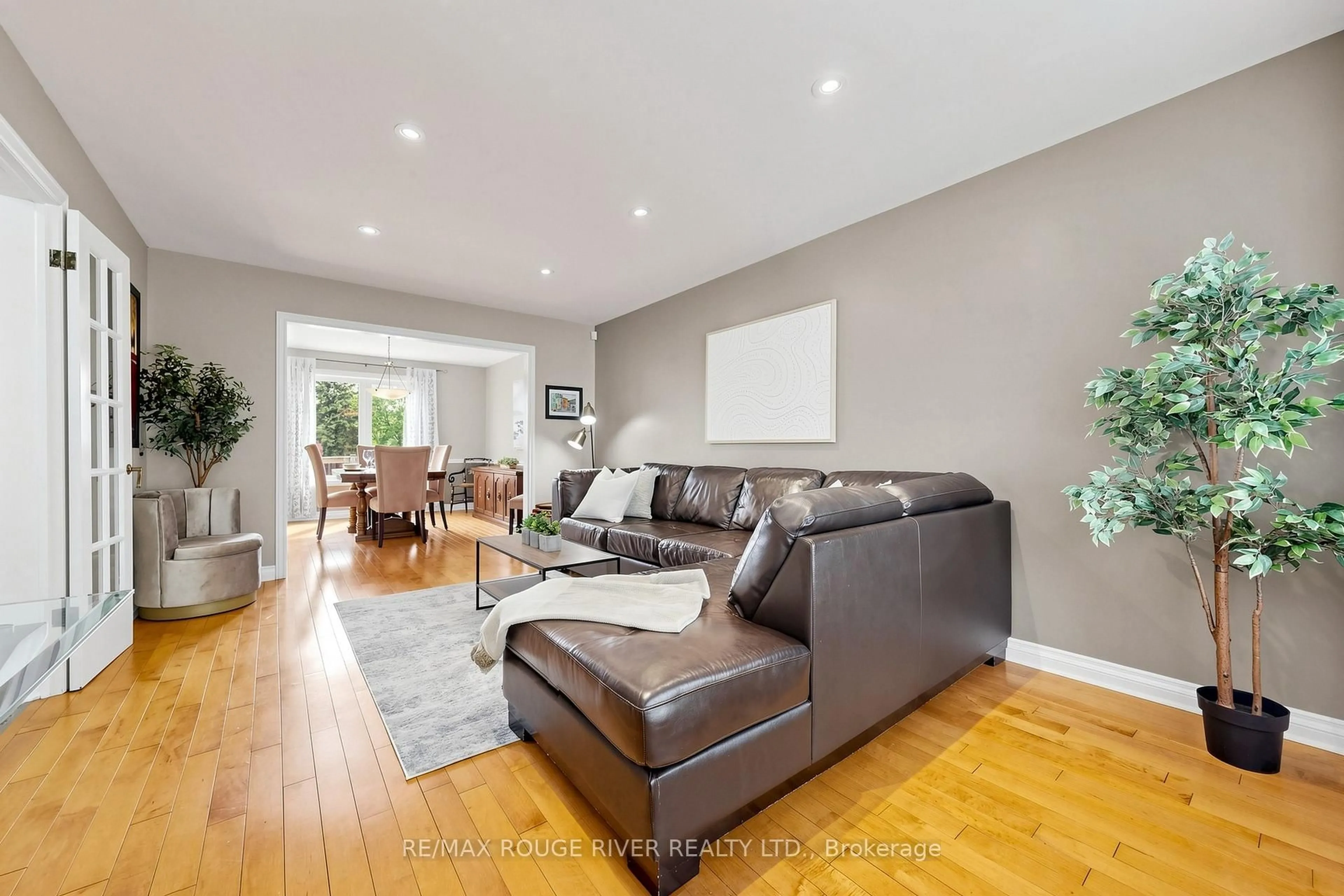 Living room with furniture, wood/laminate floor for 21 Ramblewood Dr, Toronto Ontario M1C 3E2