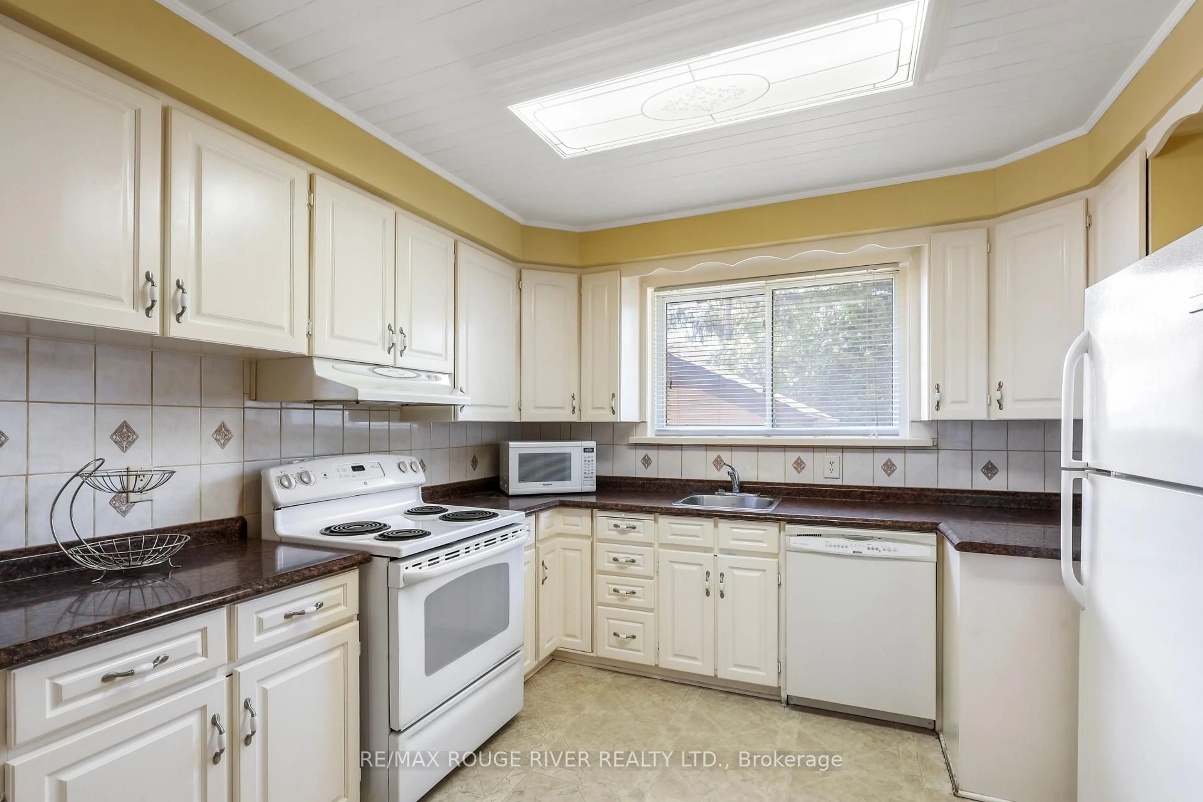 Standard kitchen, ceramic/tile floor for 14 Farmbrook Rd, Toronto Ontario M1J 2S4