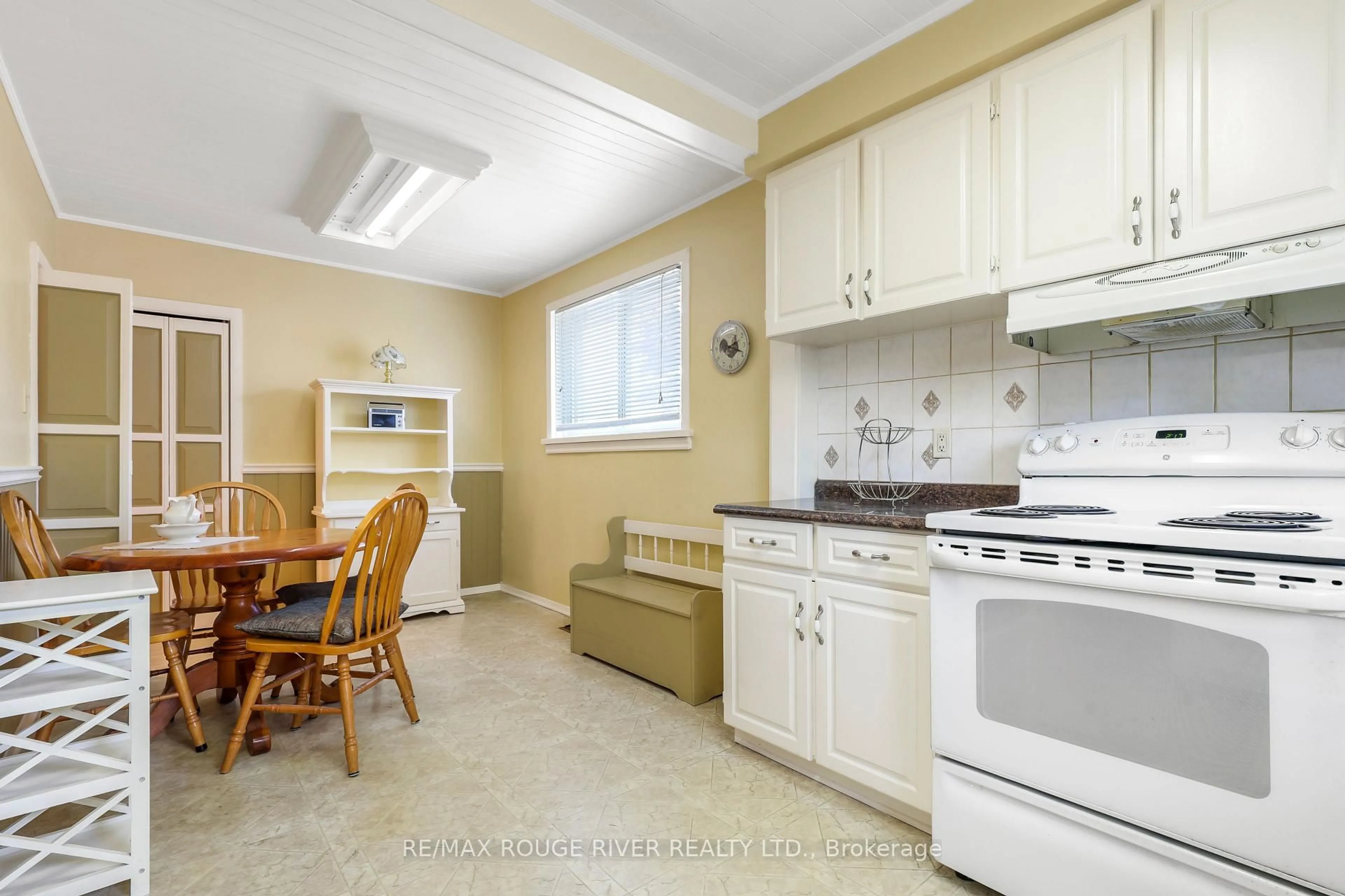 Standard kitchen, ceramic/tile floor for 14 Farmbrook Rd, Toronto Ontario M1J 2S4