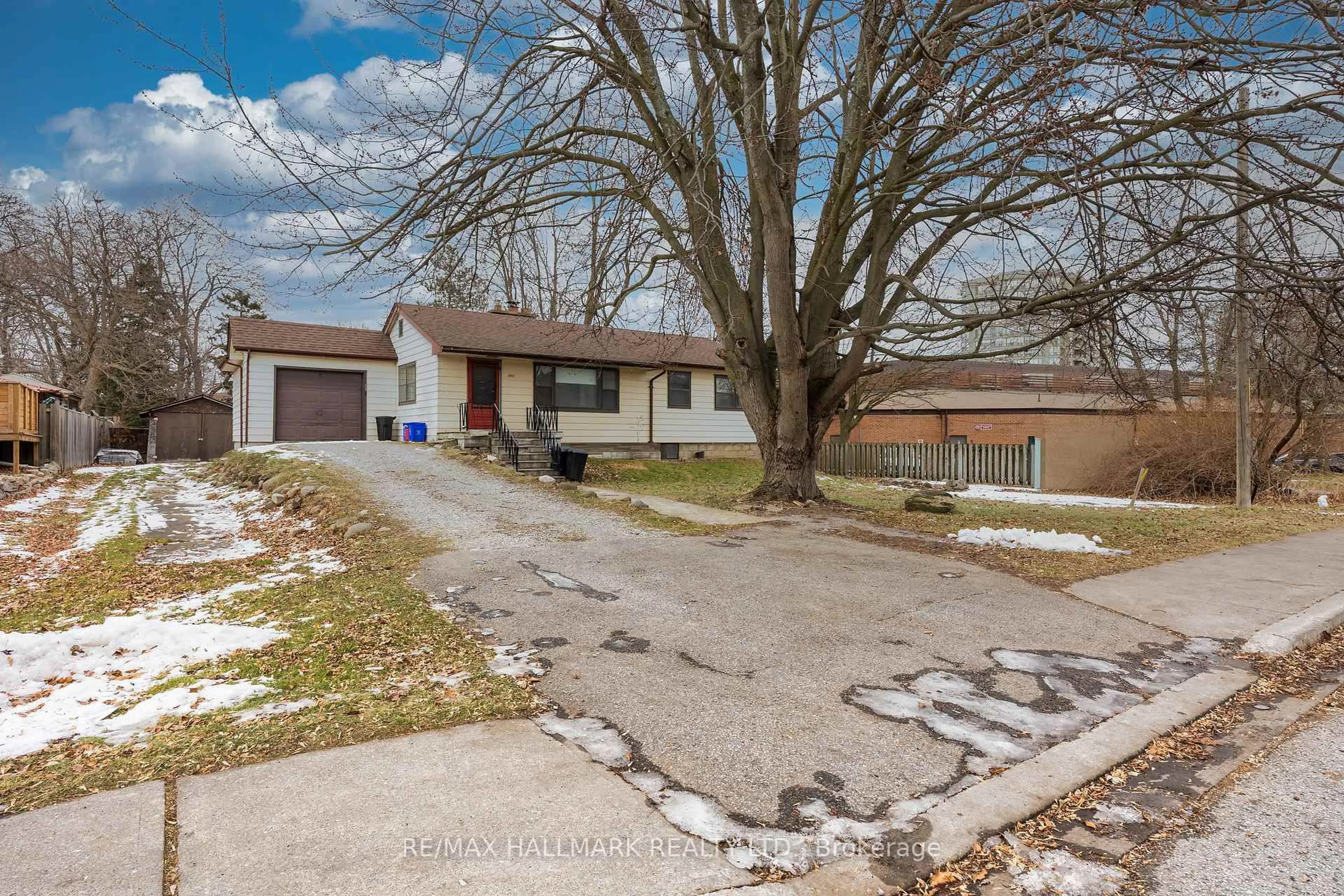 A pic from outside/outdoor area/front of a property/back of a property/a pic from drone, street for 1911 Glenview Rd, Pickering Ontario L1V 1W9