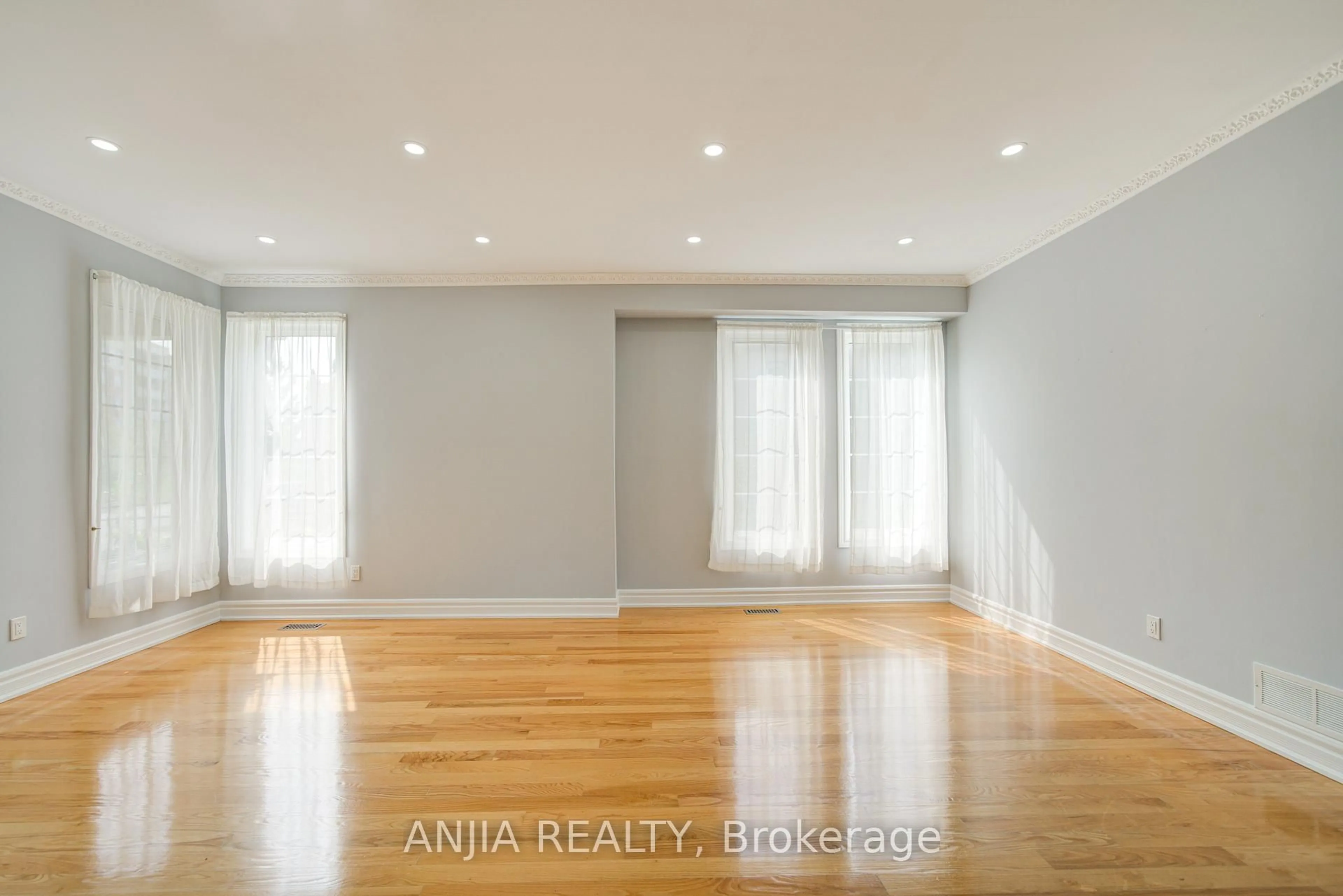 A pic of a room for 10 Thistledown Cres, Whitby Ontario L1R 3P2