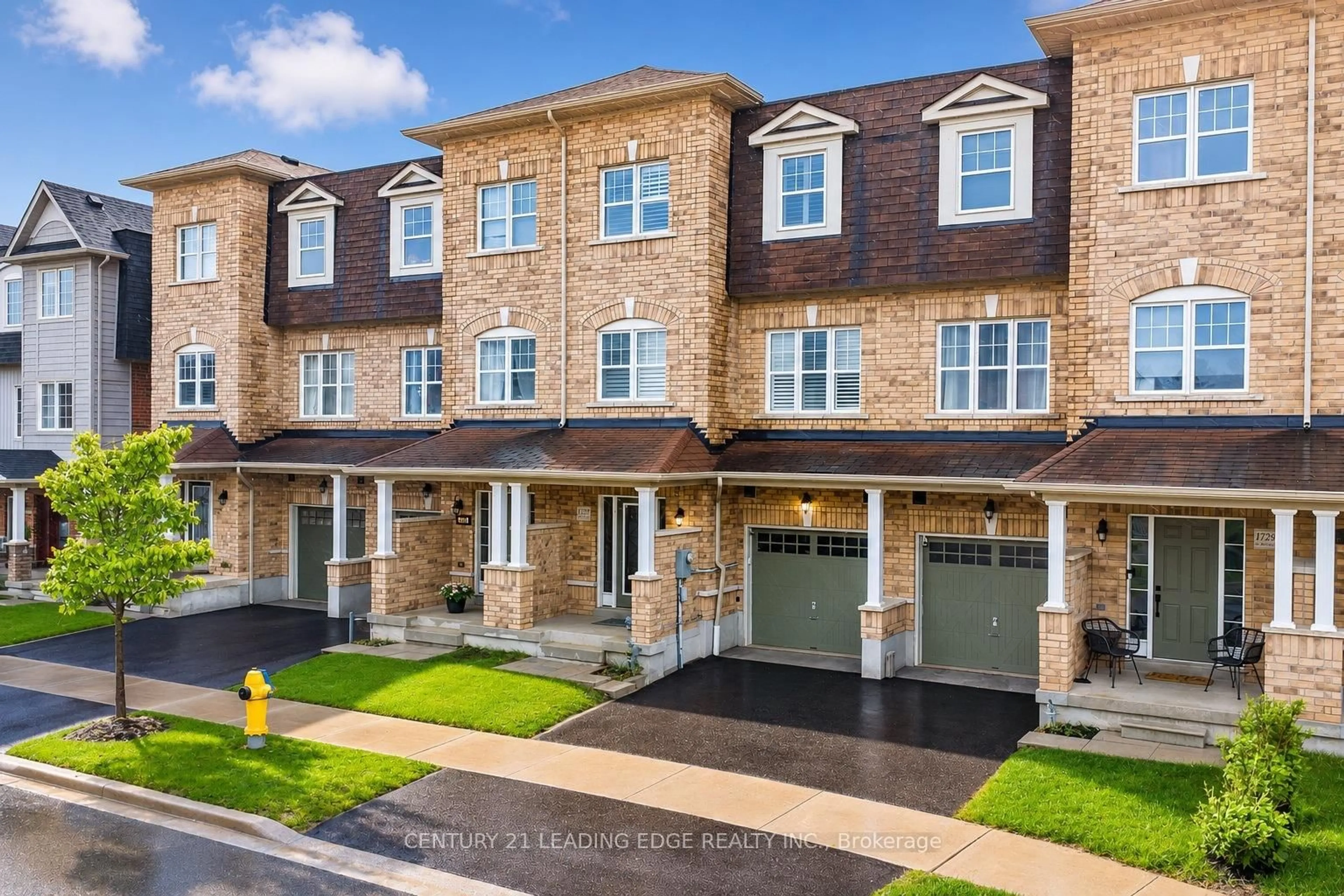 A pic from outside/outdoor area/front of a property/back of a property/a pic from drone, street for 1727 Carousel Dr, Pickering Ontario L1X 0C1