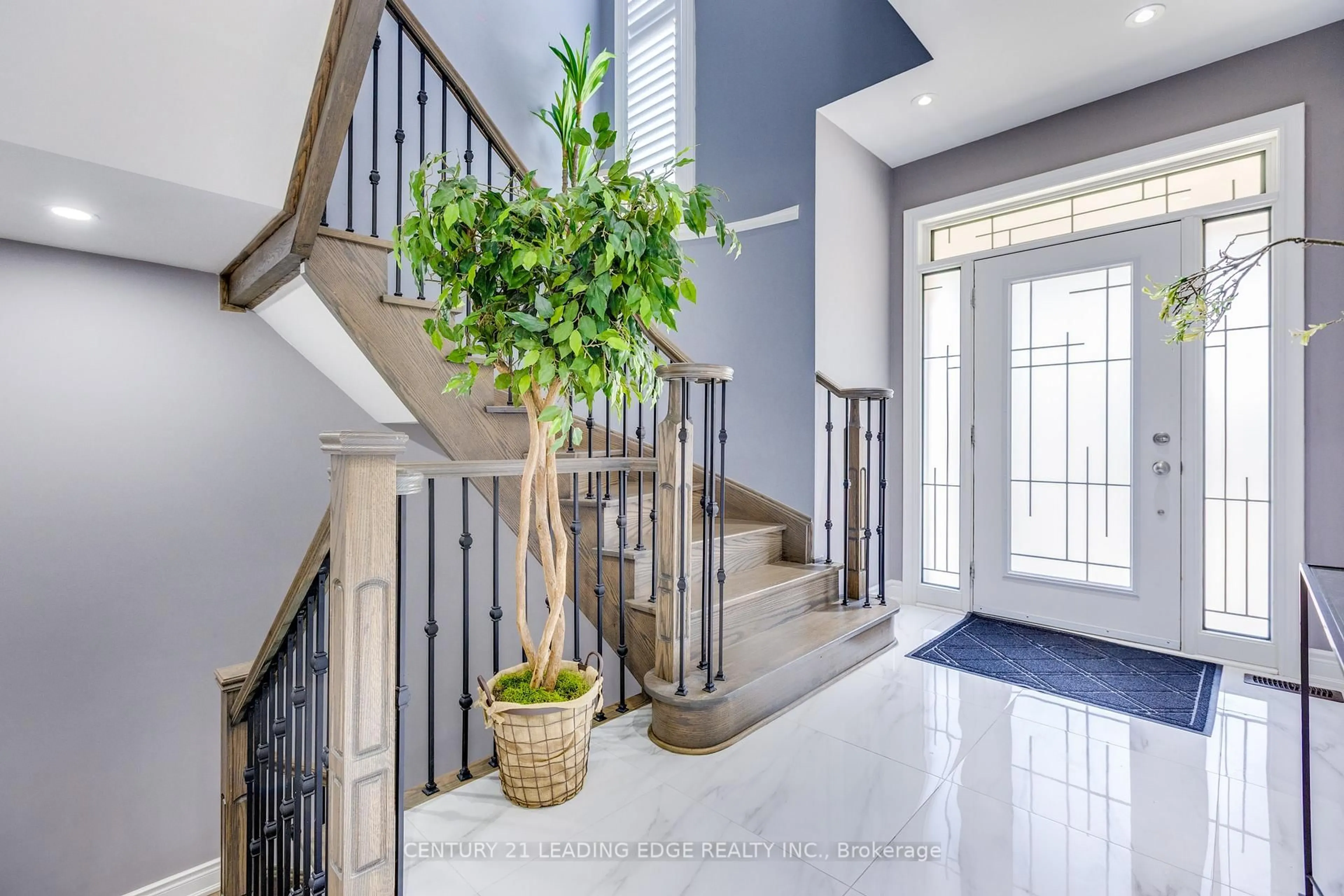 Indoor foyer for 228 Fleetwood Dr, Oshawa Ontario L1K 3E7
