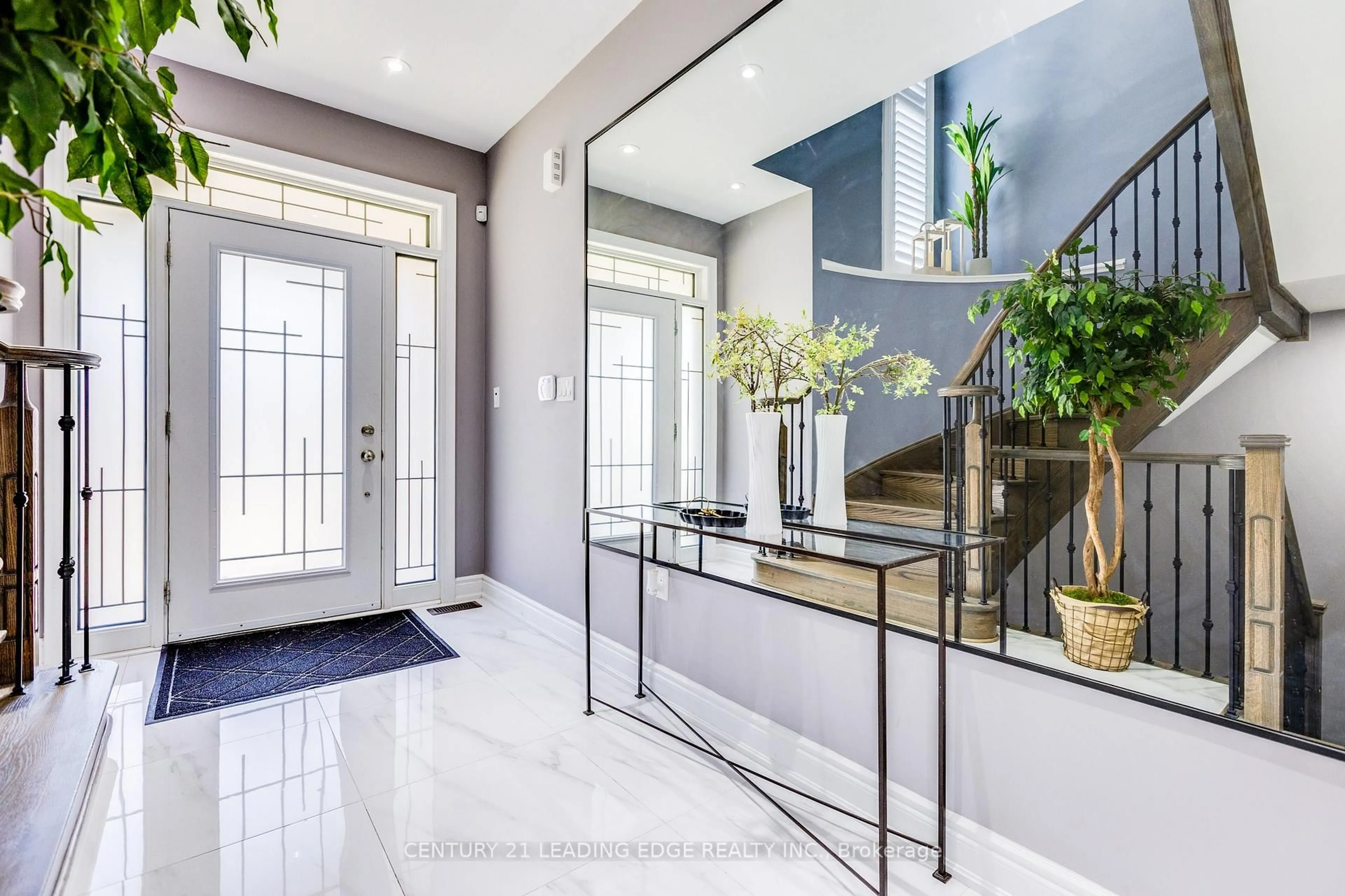 Indoor entryway for 228 Fleetwood Dr, Oshawa Ontario L1K 3E7