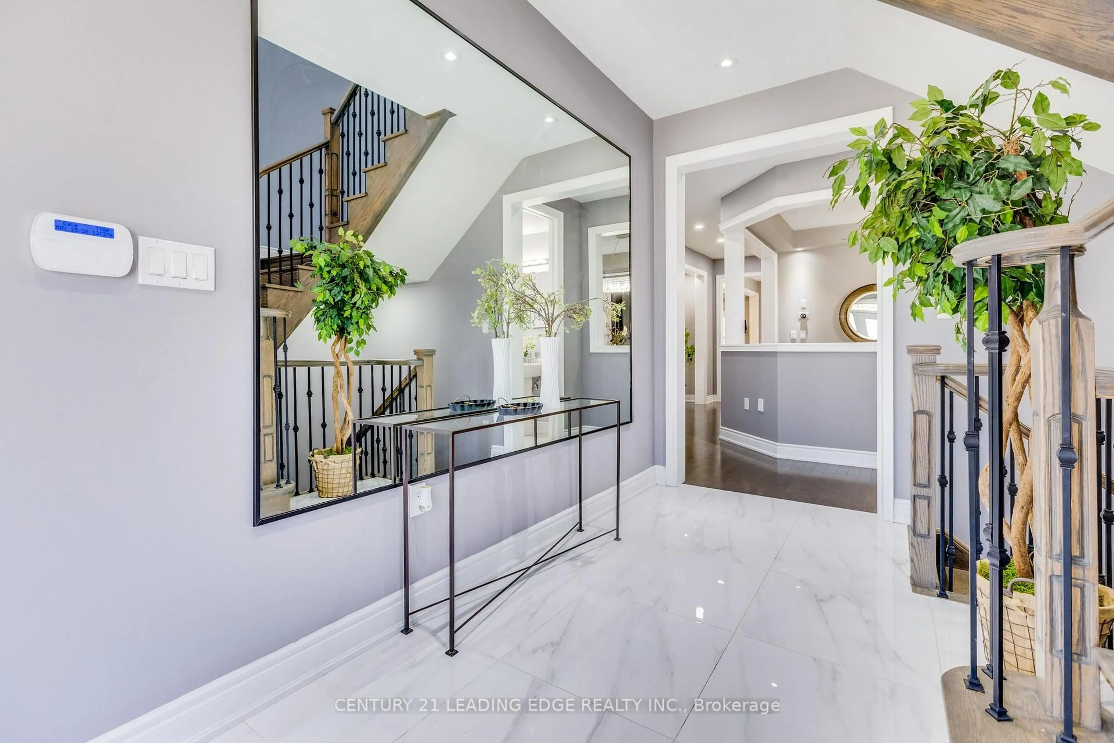 Indoor entryway for 228 Fleetwood Dr, Oshawa Ontario L1K 3E7