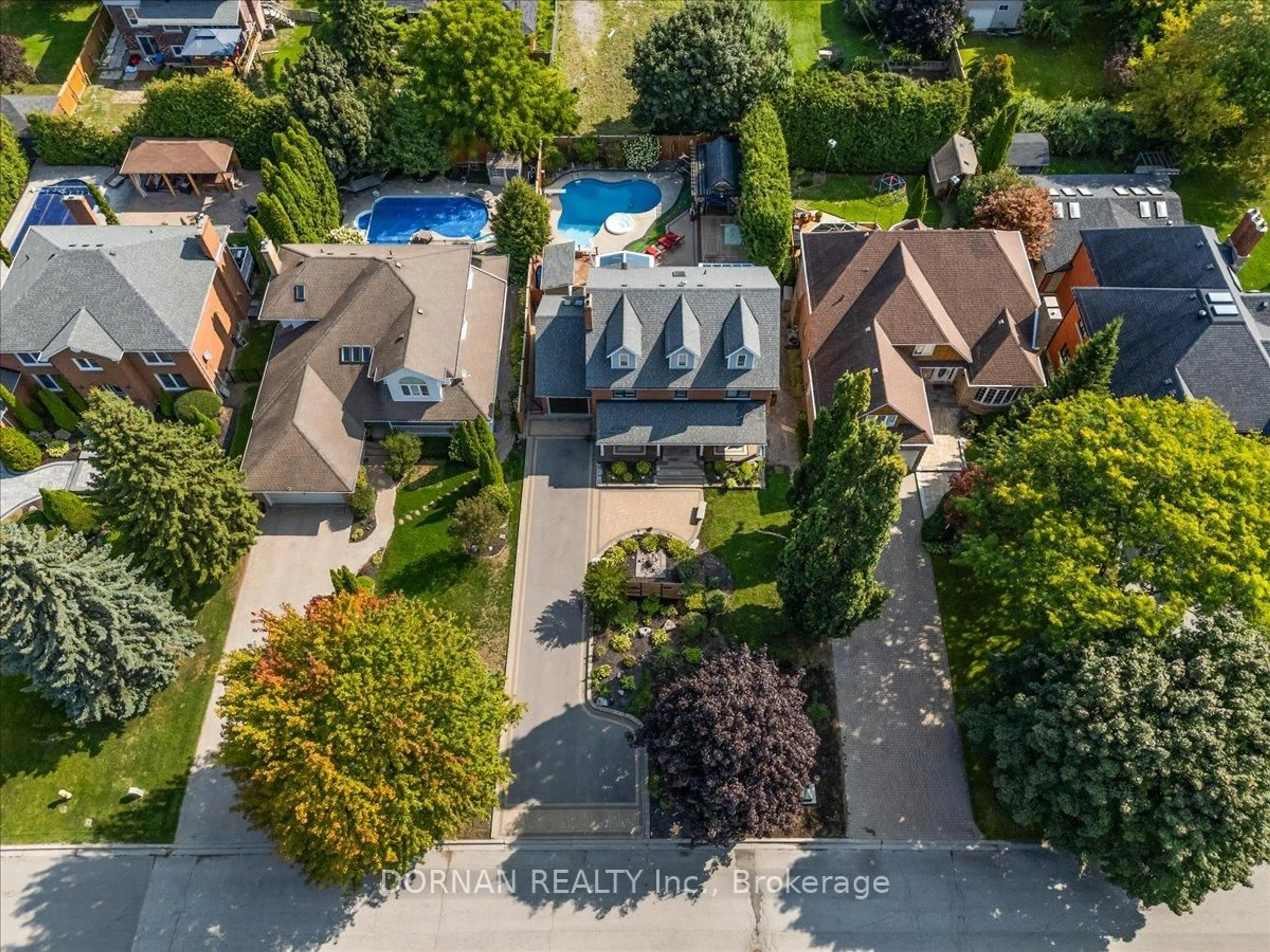 A pic from outside/outdoor area/front of a property/back of a property/a pic from drone, street for 9 Hanover Crt, Whitby Ontario L1N 7J1