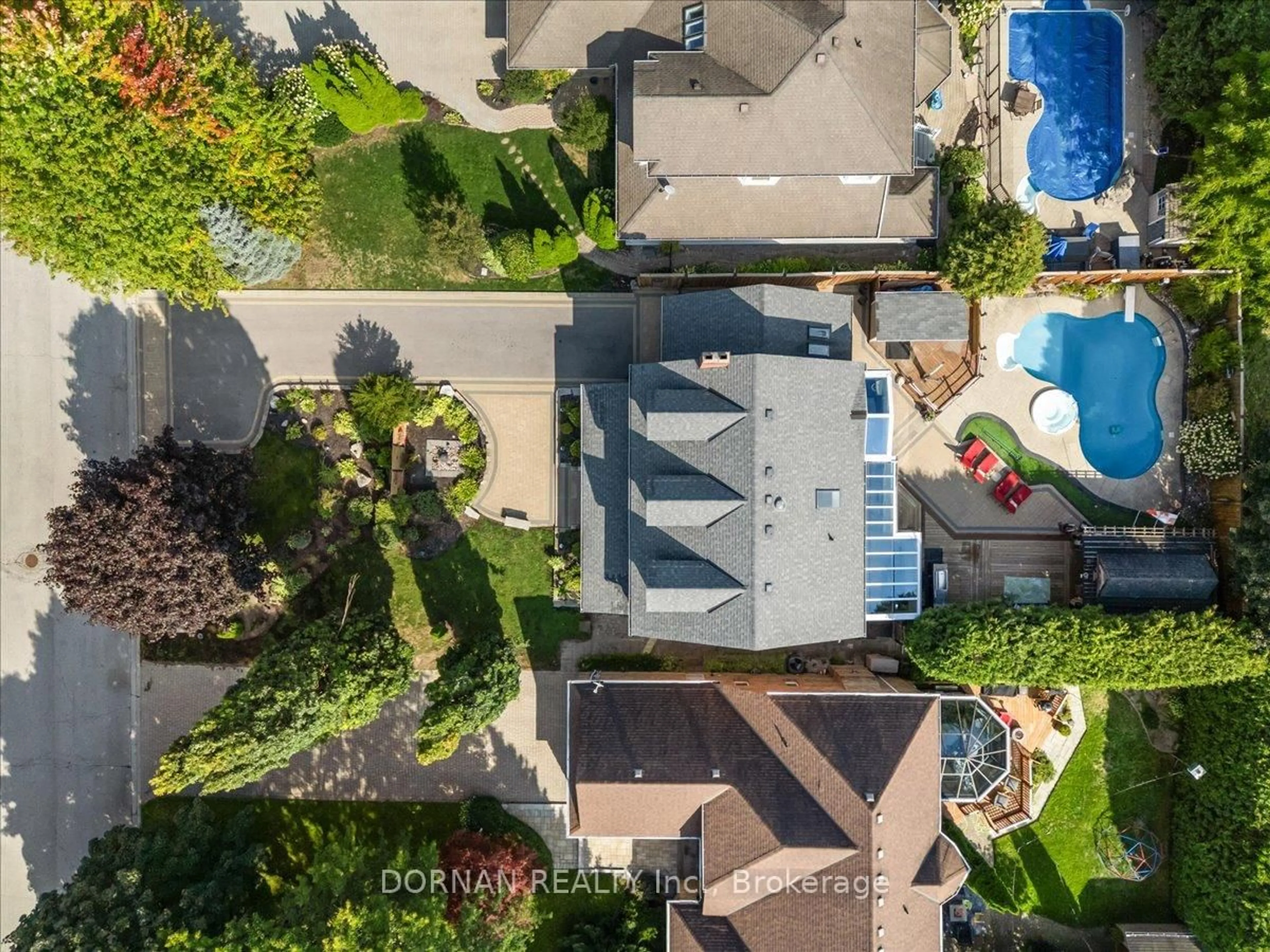 A pic from outside/outdoor area/front of a property/back of a property/a pic from drone, street for 9 Hanover Crt, Whitby Ontario L1N 7J1