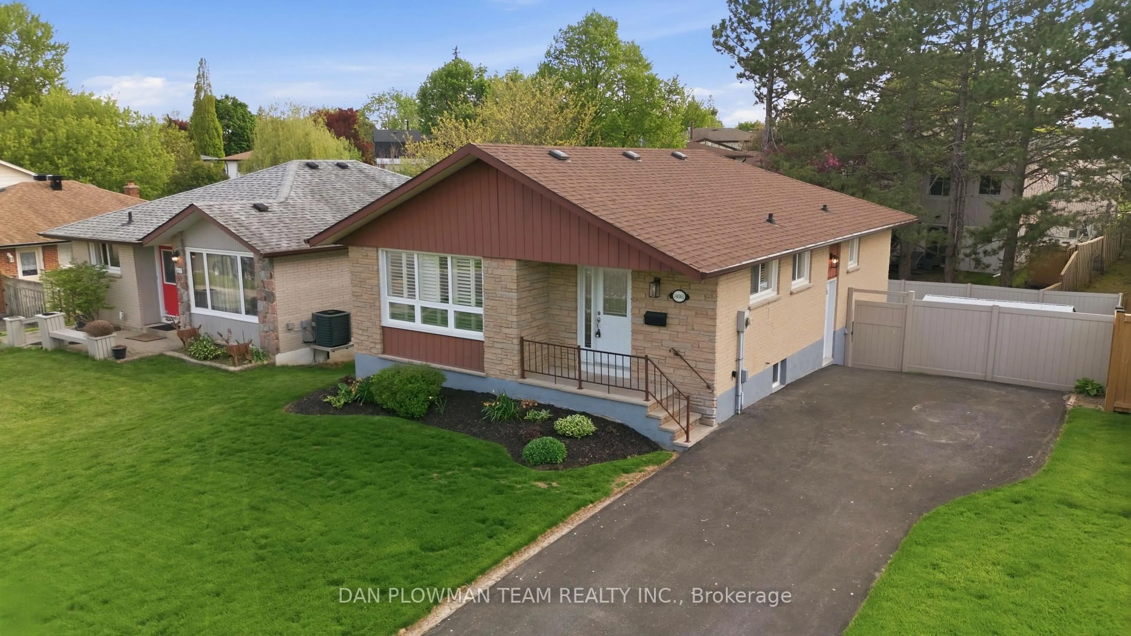 A pic from outside/outdoor area/front of a property/back of a property/a pic from drone, street for 808 Central Park Blvd, Oshawa Ontario L1G 6B1