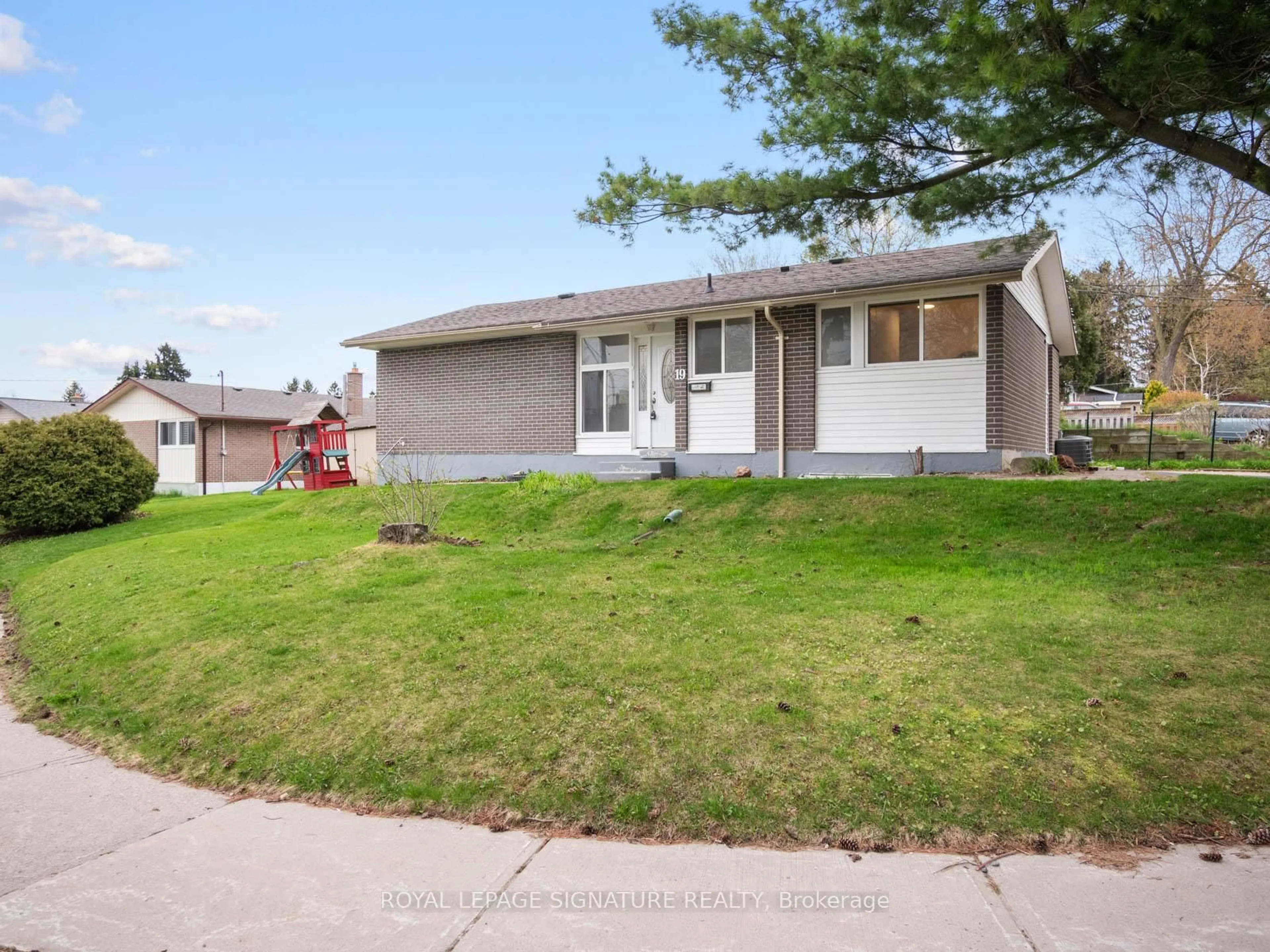Home with vinyl exterior material, street for 19 Shoreland Cres, Toronto Ontario M1G 1M4