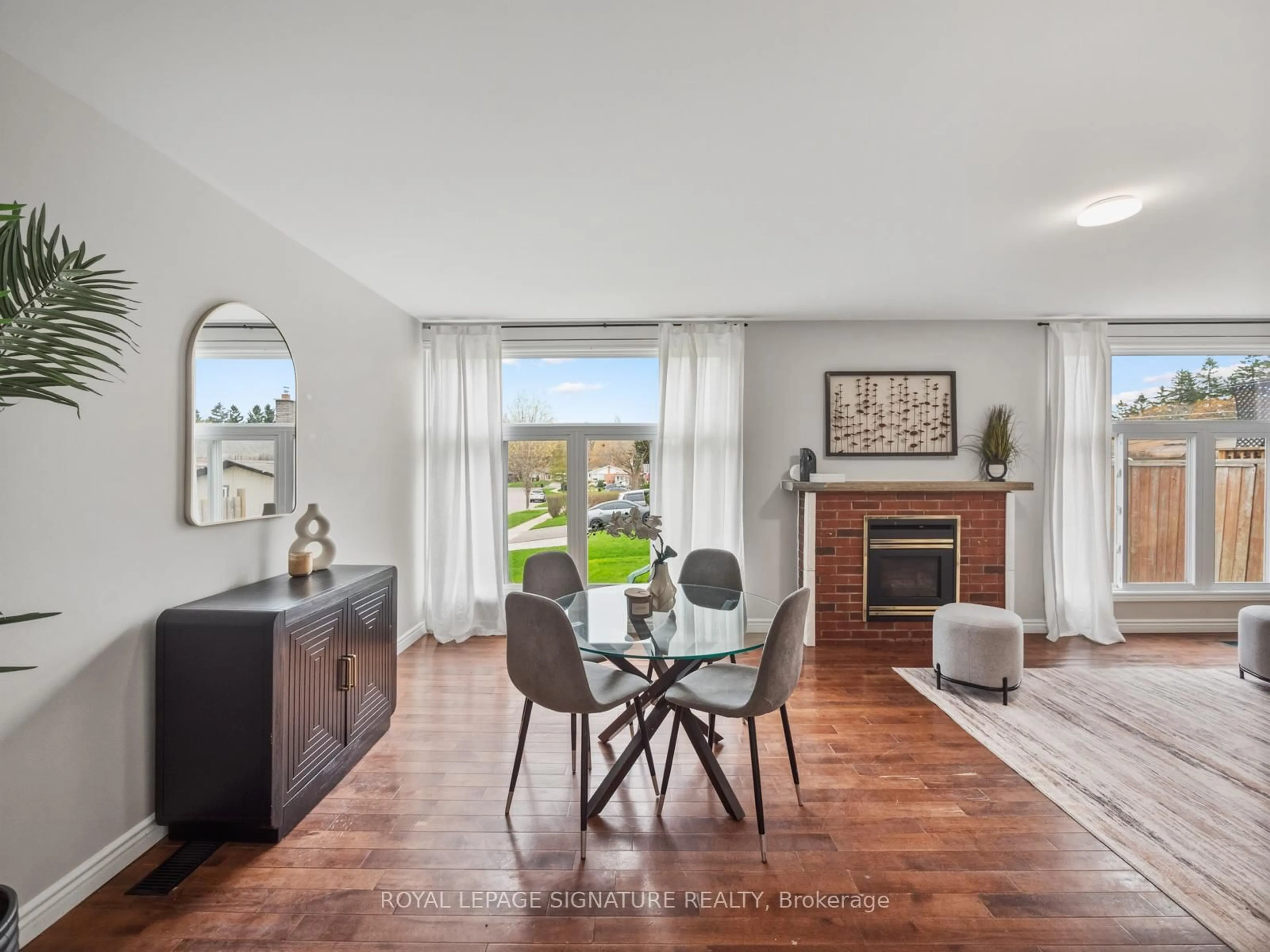 Living room with furniture, wood/laminate floor for 19 Shoreland Cres, Toronto Ontario M1G 1M4