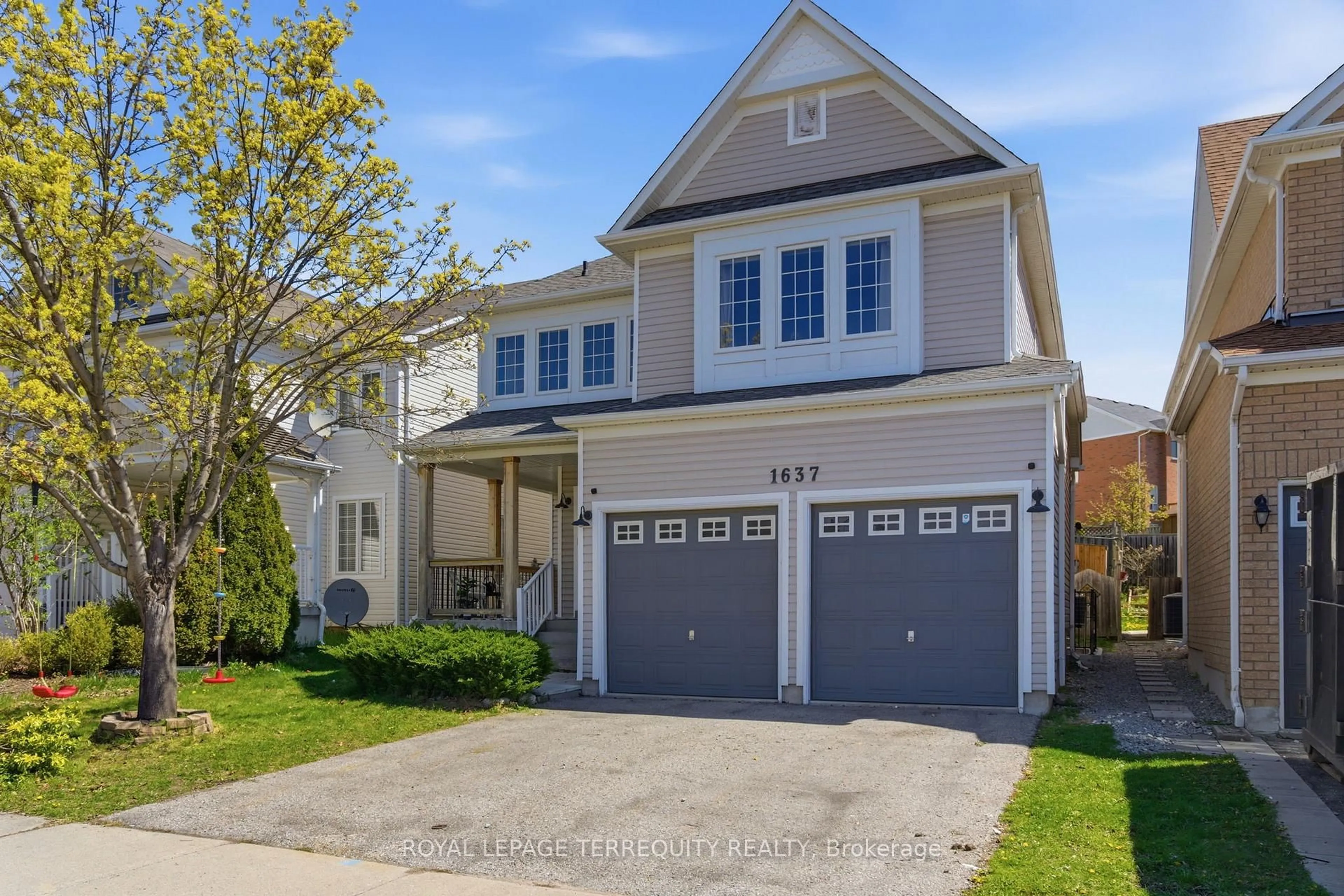 Home with vinyl exterior material, street for 1637 Grandview St, Oshawa Ontario L1K 0A6