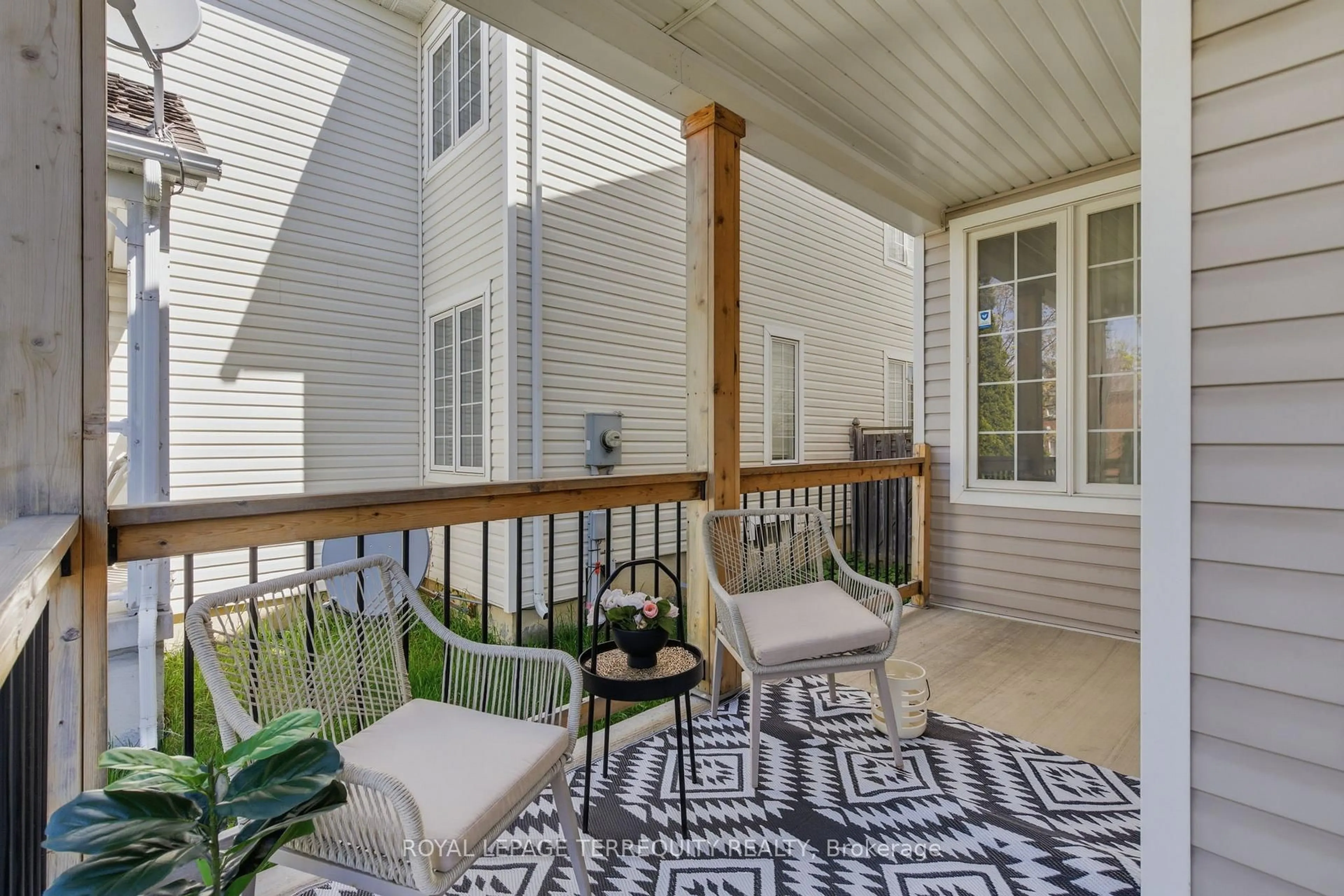 Patio, street for 1637 Grandview St, Oshawa Ontario L1K 0A6