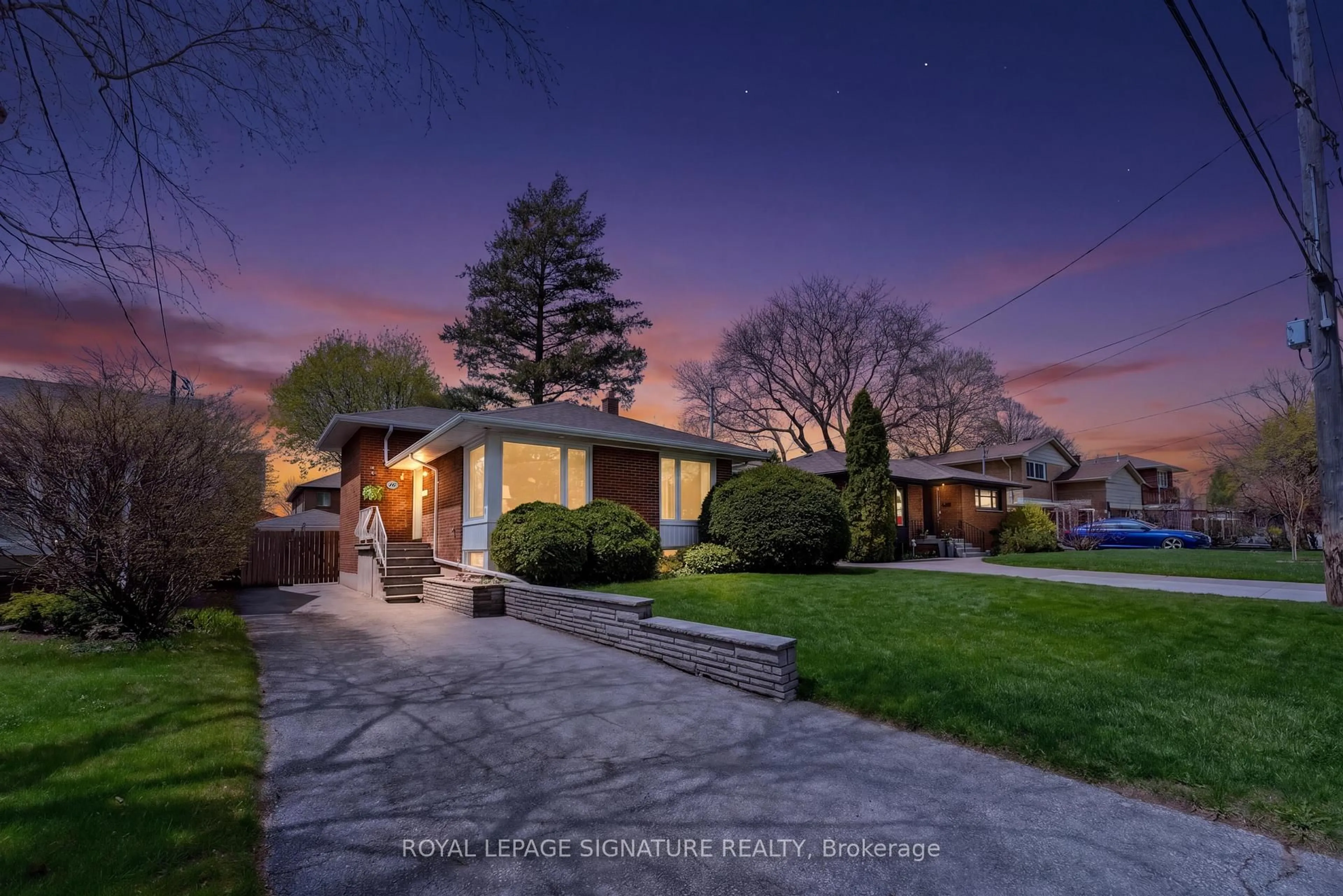A pic from outside/outdoor area/front of a property/back of a property/a pic from drone, street for 16 Shrewsbury Sq, Toronto Ontario M1T 1L2
