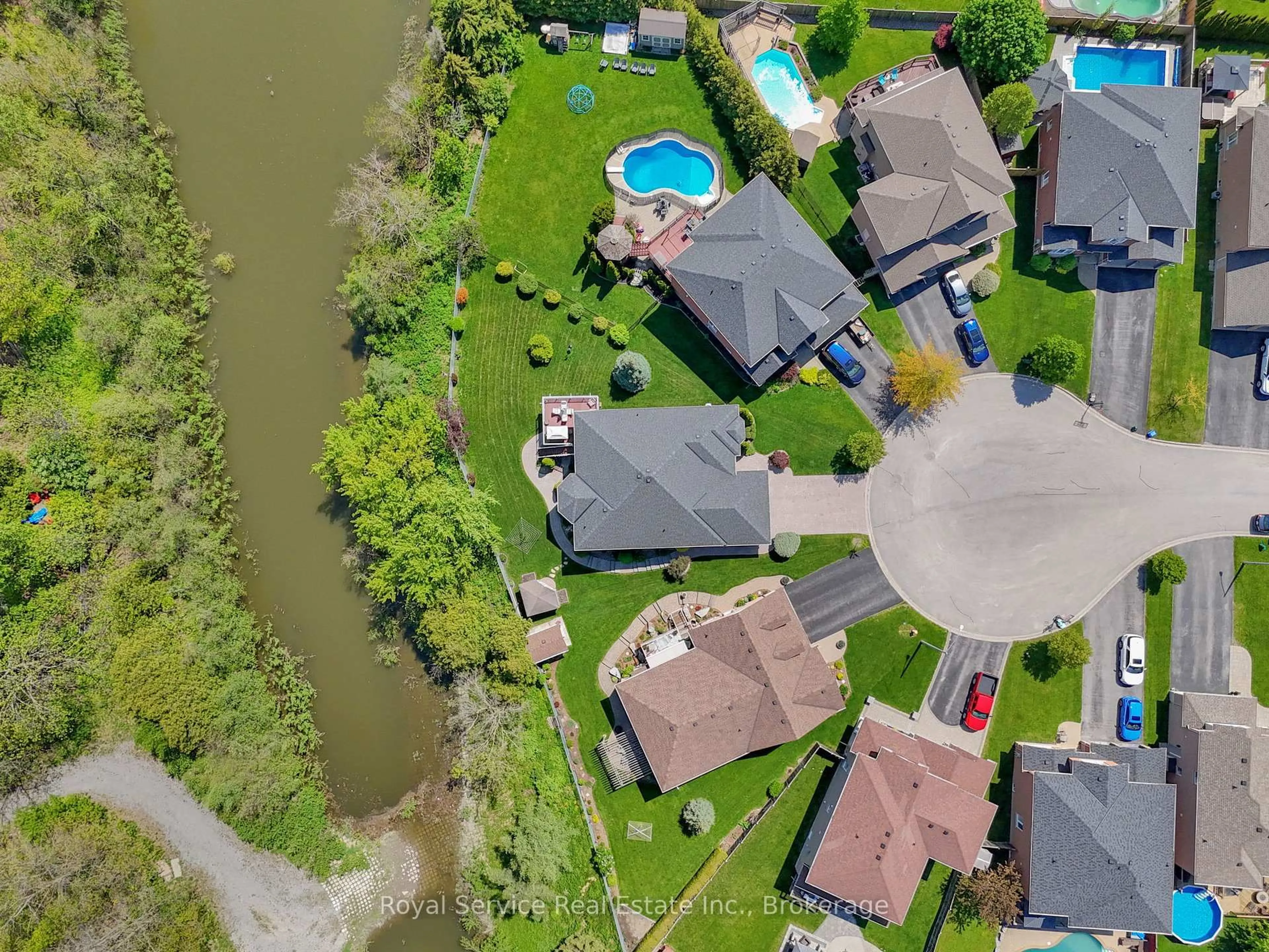 A pic from outside/outdoor area/front of a property/back of a property/a pic from drone, water/lake/river/ocean view for 18 Dolan Crt, Clarington Ontario L1C 5P7