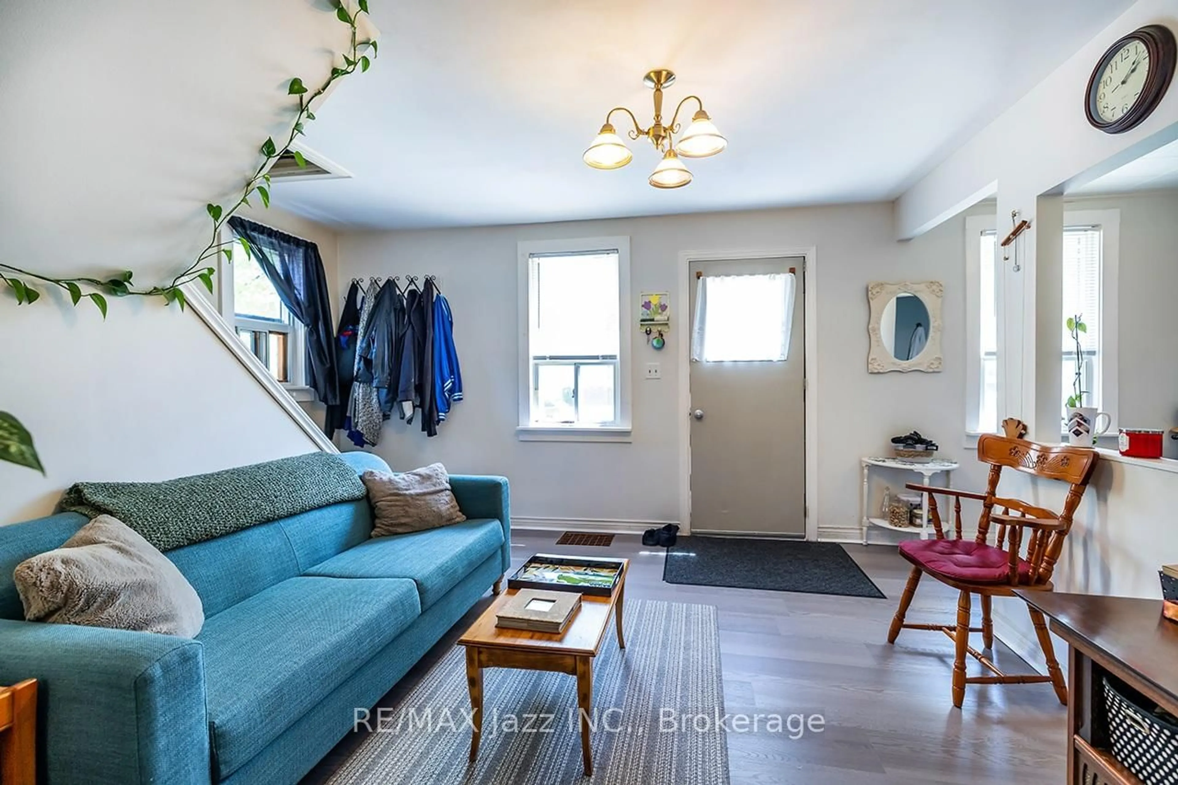 Living room with furniture, unknown for 162 College Ave, Oshawa Ontario L1J 1R4